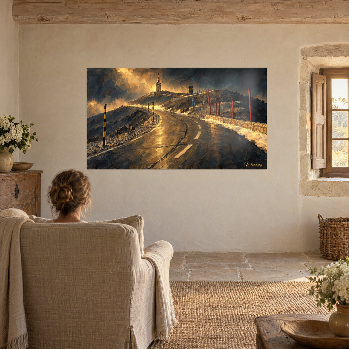 Gemälde Mont-Ventoux-Pass und Observatorium auf dem Kamm, ockerfarbener und anthrazitfarbener Himmel, rote Pfosten, Frau von hinten in einem beigen Sessel