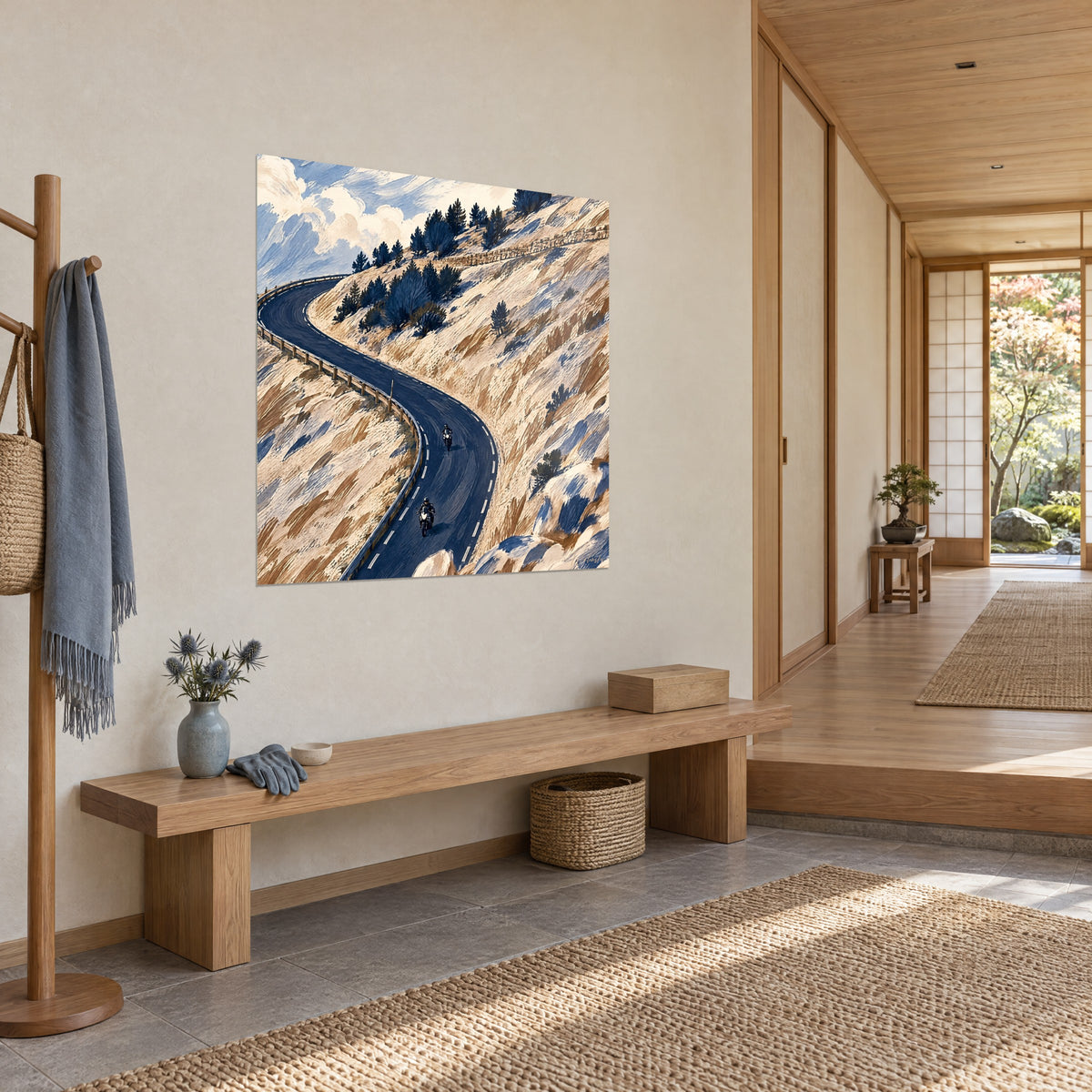 Tableau lacet d'asphalte indigo dans une montagne beige et sable, glissière en bois, ciel nuageux, couloir en trois-quarts
