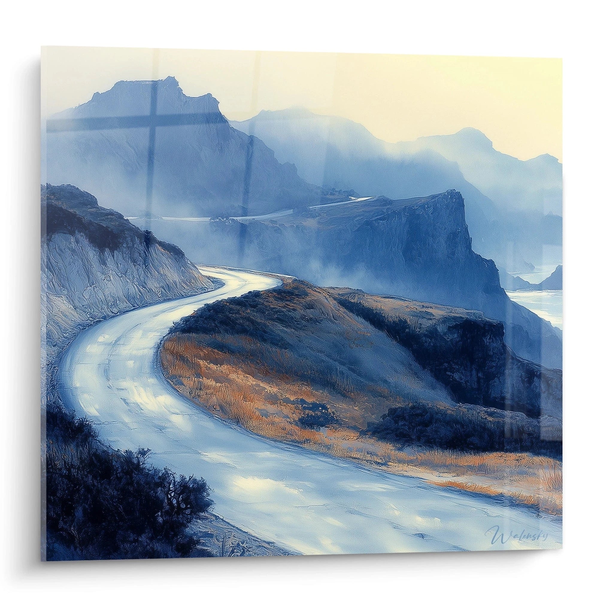 Un tableau montagne représentant un paysage alpin brumeux avec des sommets bleutés majestueux traversés par une route sinueuse aux reflets dorés. Les textures vaporeuses créent une atmosphère éthérée où contrastent des tons bleus profonds et des touches ocre lumineuses.