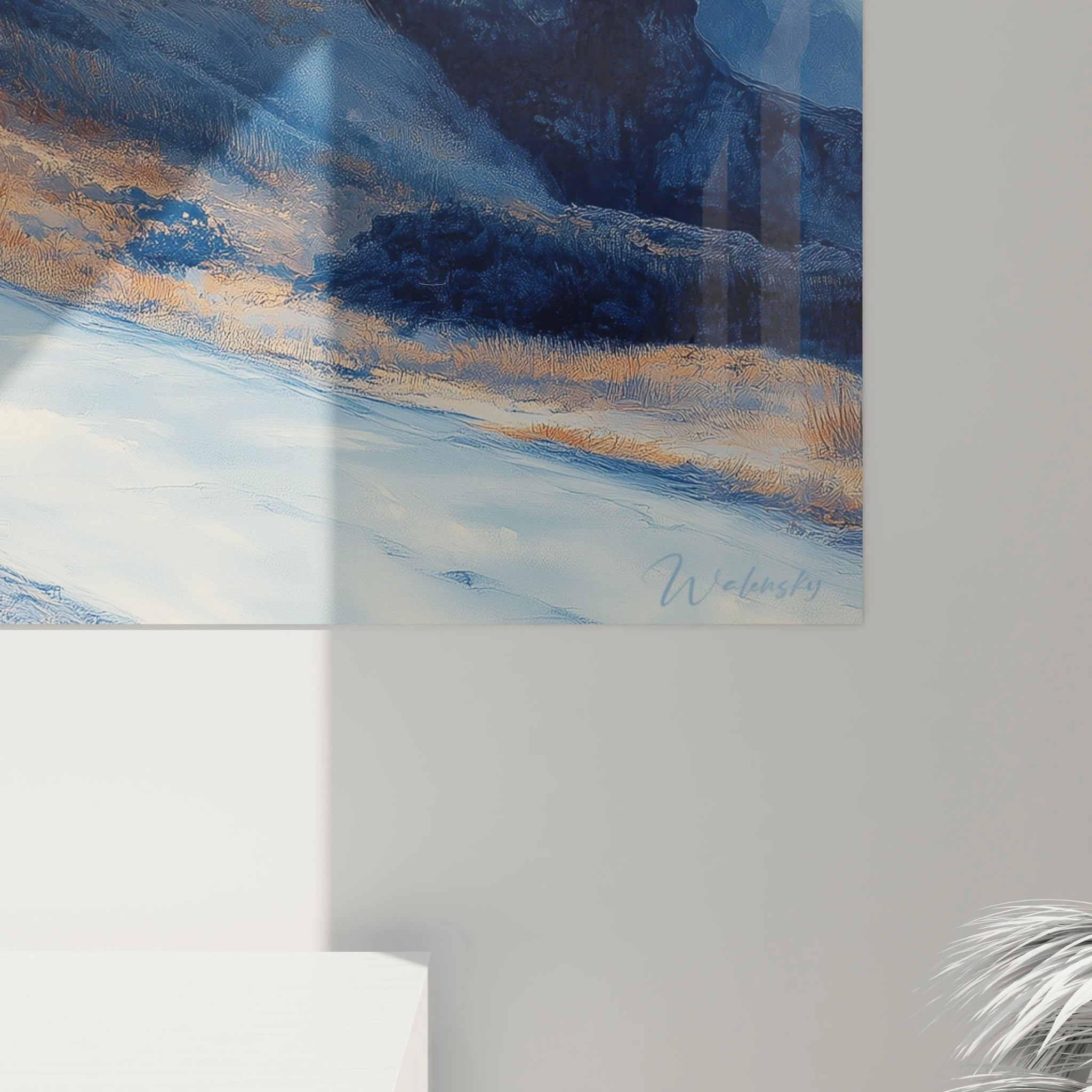 Un tableau montagne dévoilant une vue spectaculaire sur des massifs aux teintes bleues progressives, traversés par un sentier lumineux aux reflets dorés. Les contrastes entre ombres profondes et lumières douces créent une profondeur impressionnante, sublimée par des textures nuageuses et rocheuses.