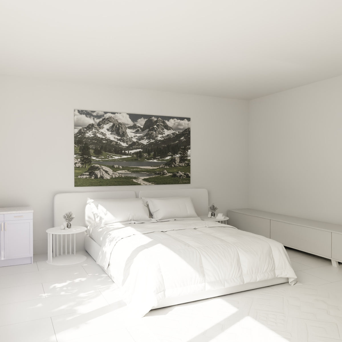 Chaîne de pics rocheux gris et lac bleu pastel accrochée au-dessus d'un lit dans une chambre claire