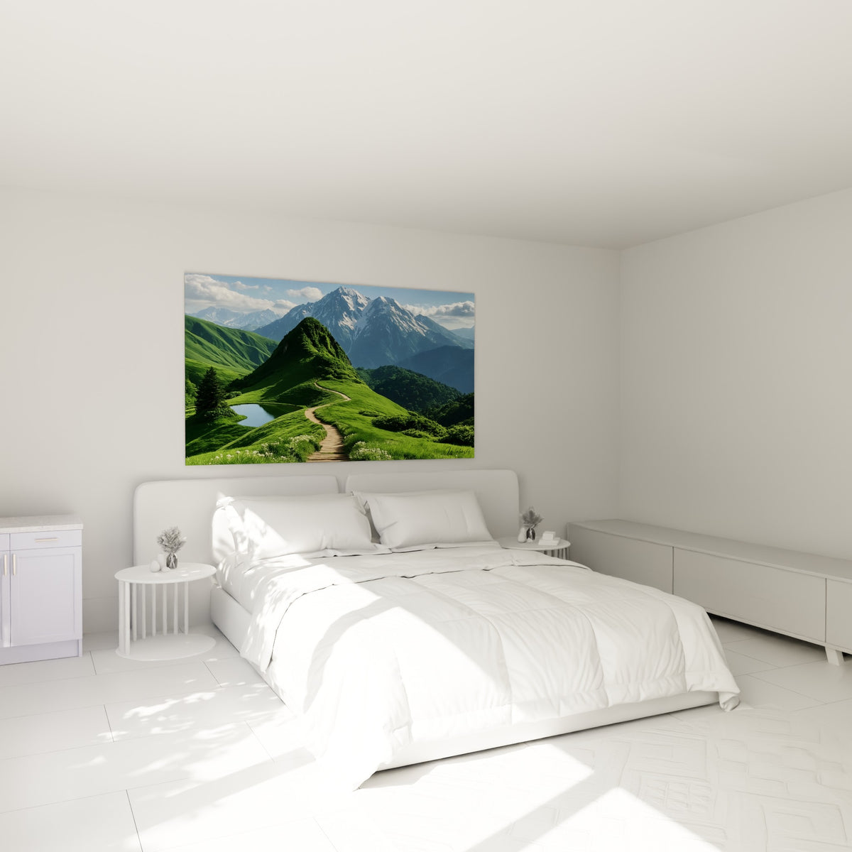 Chemin verdoyant menant vers des cimes enneigées, tableau montagne accroché au-dessus d'un lit dans une chambre claire