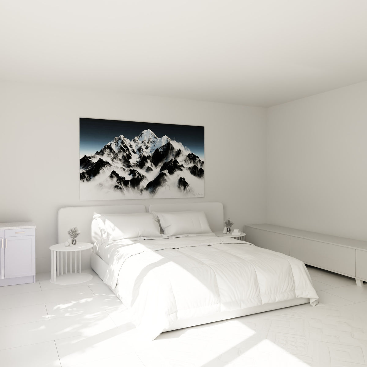 Montagne aux cimes blanches et roches noires accrochée au-dessus d'un lit dans une chambre claire.