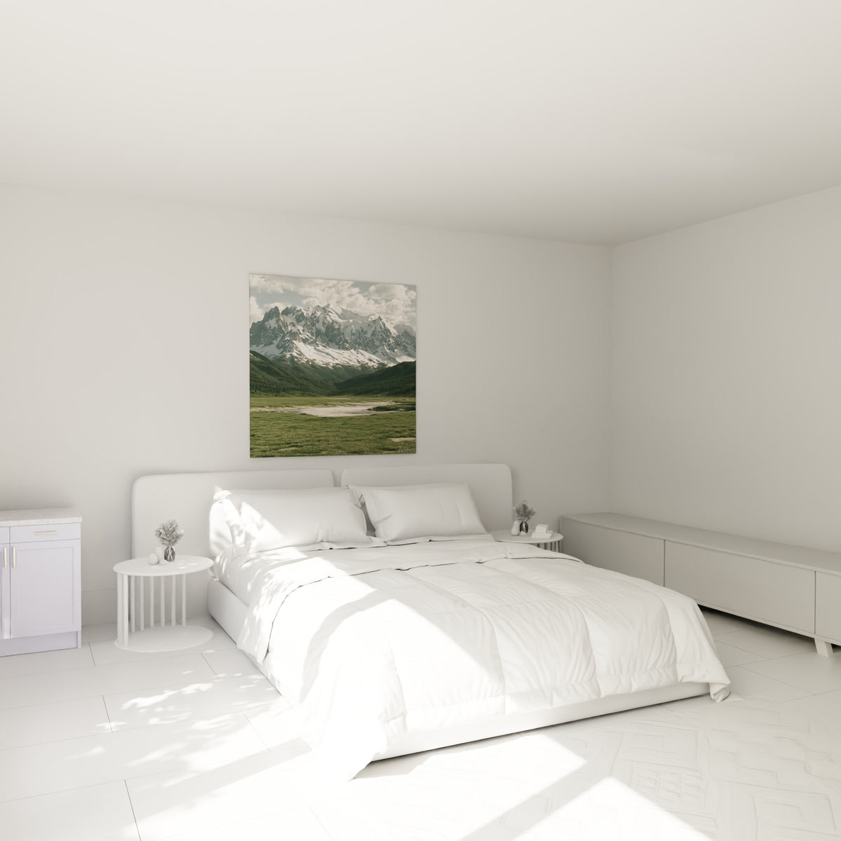 Sommets glacés blancs et gris surplombant une prairie verte, au-dessus d'un lit dans une chambre claire