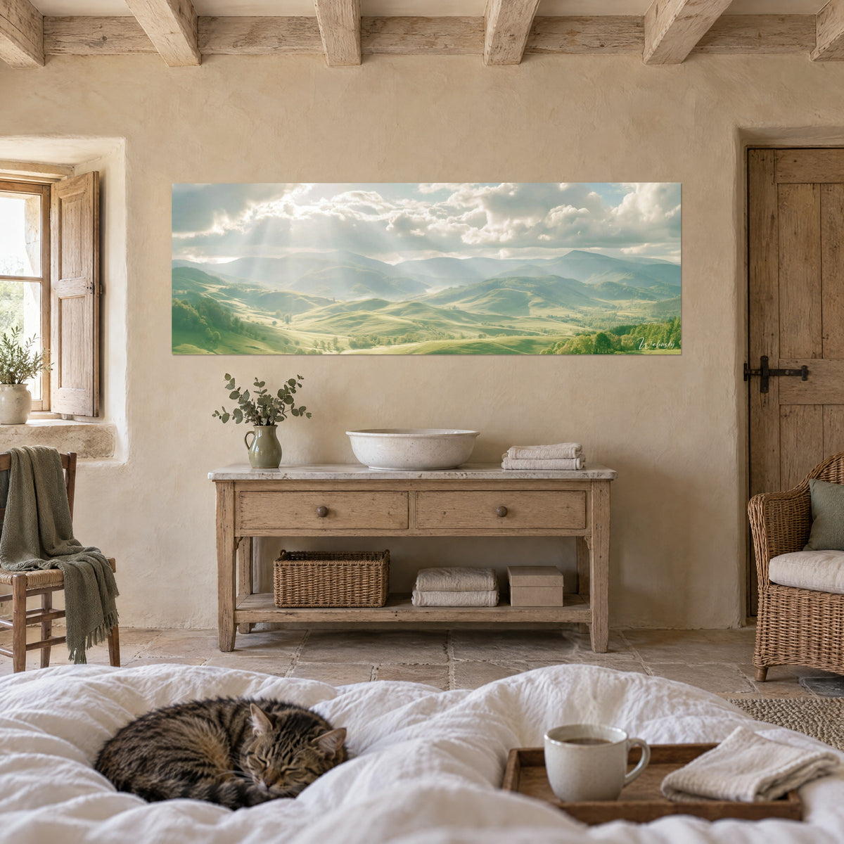 Tableau paysage de montagne au lever du jour, herbes vert tendre et nuages ivoire, personne de dos, accroché au-dessus d'un lit dans une chambre claire