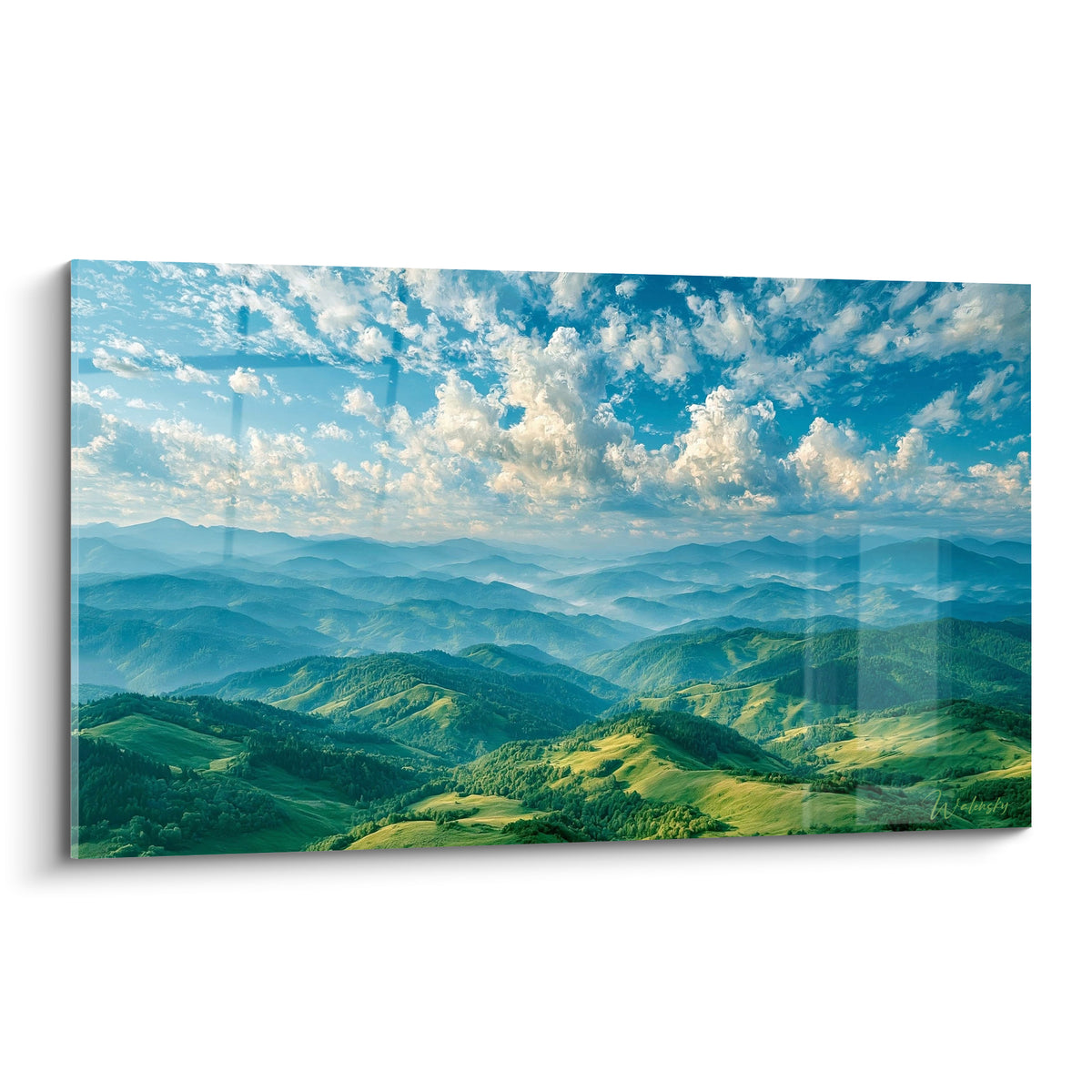 Collines verdoyantes et ciel bleu nuageux, panorama Montagne aux crêtes dégradées en profondeur.