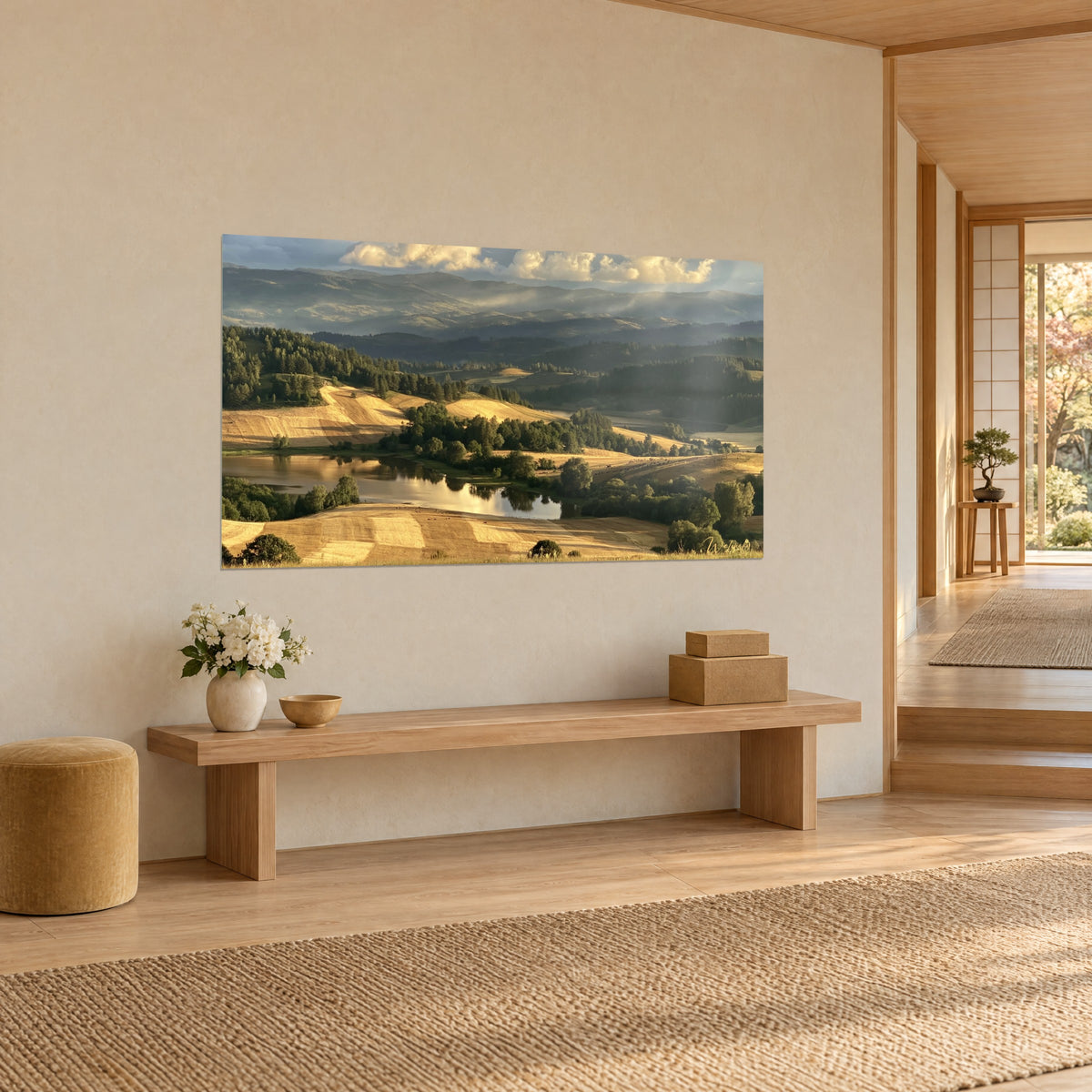 Collines verdoyantes et étang bleu pastel au coucher du soleil, au-dessus d'un canapé dans un salon lumineux
