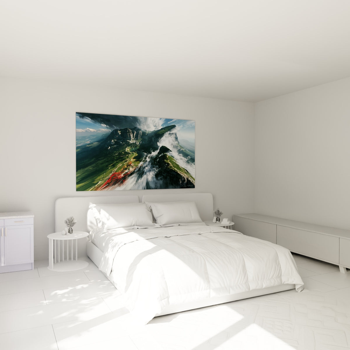 Sommet vert traversé de nuées blanches et d'une traînée rouge, accroché au-dessus d'un lit dans une chambre claire.