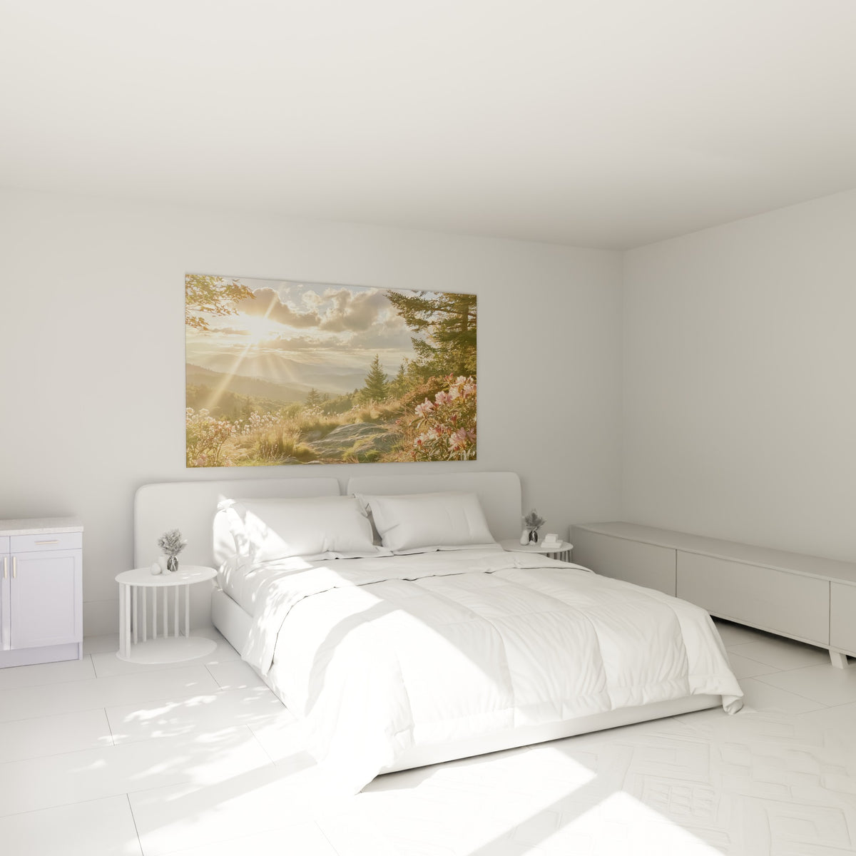 Crête montagneuse baignée de lumière dorée et fleurs roses, accrochée au-dessus d'un lit dans une chambre claire