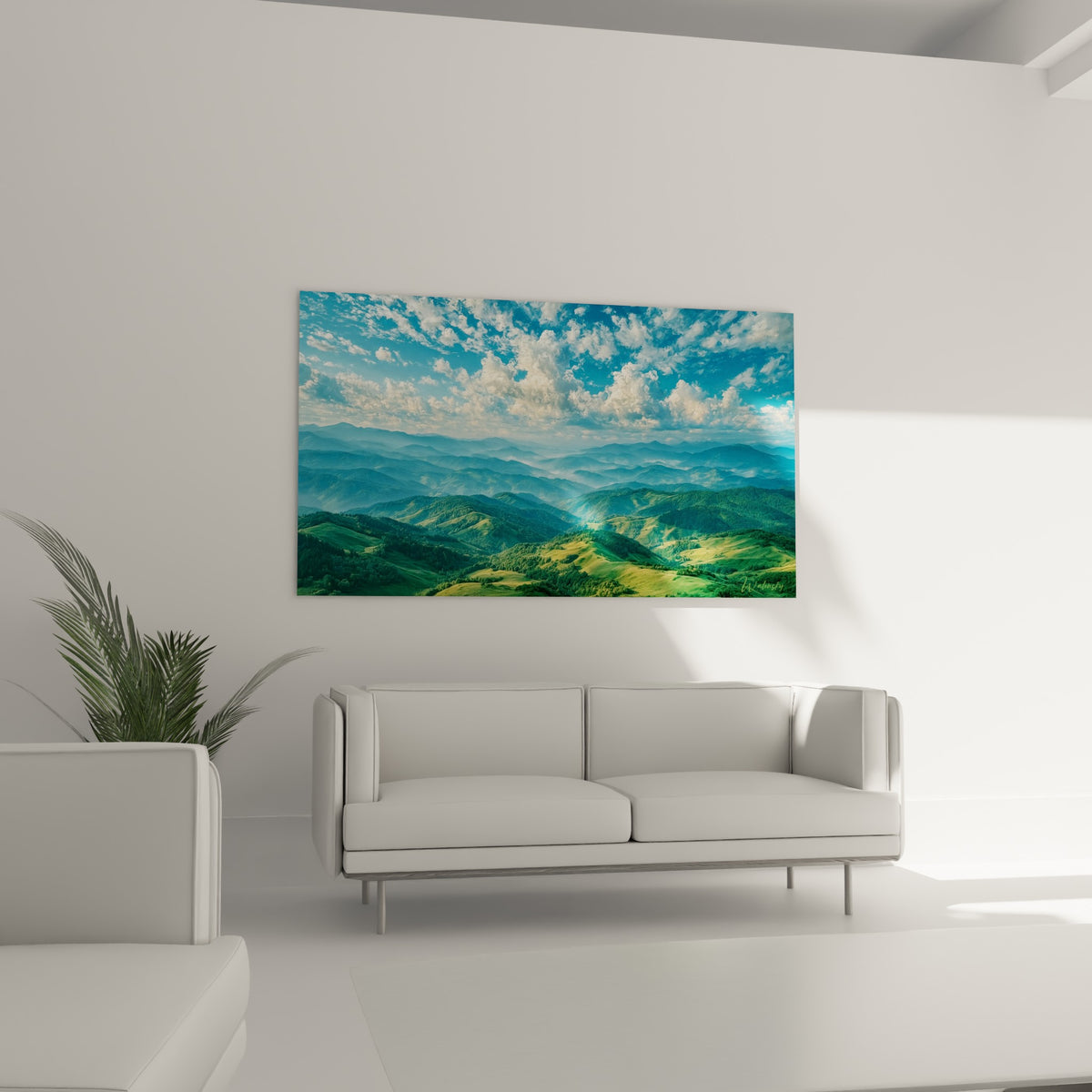 Crêtes montagneuses vertes et ciel bleu nuageux suspendues au-dessus d'un canapé dans un salon lumineux.