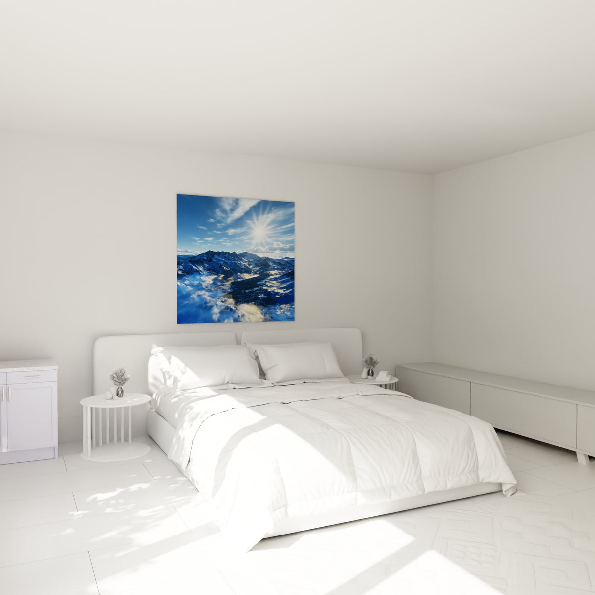 Chaîne de montagnes bleu marine et lumière dorée accrochée au-dessus d'un lit dans une chambre claire