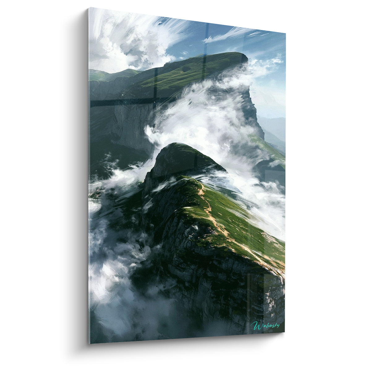 Crête verte et rocheuse émergeant de nuages blancs et bleu pâle sous une lumière alpine intense