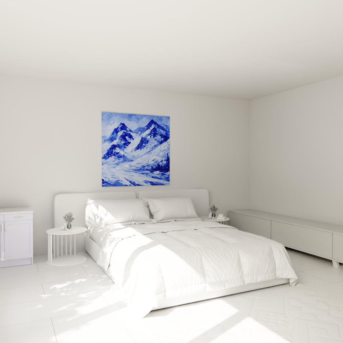 Crêtes enneigées bleu nuit et blanches accrochées au-dessus d'un lit dans une chambre claire