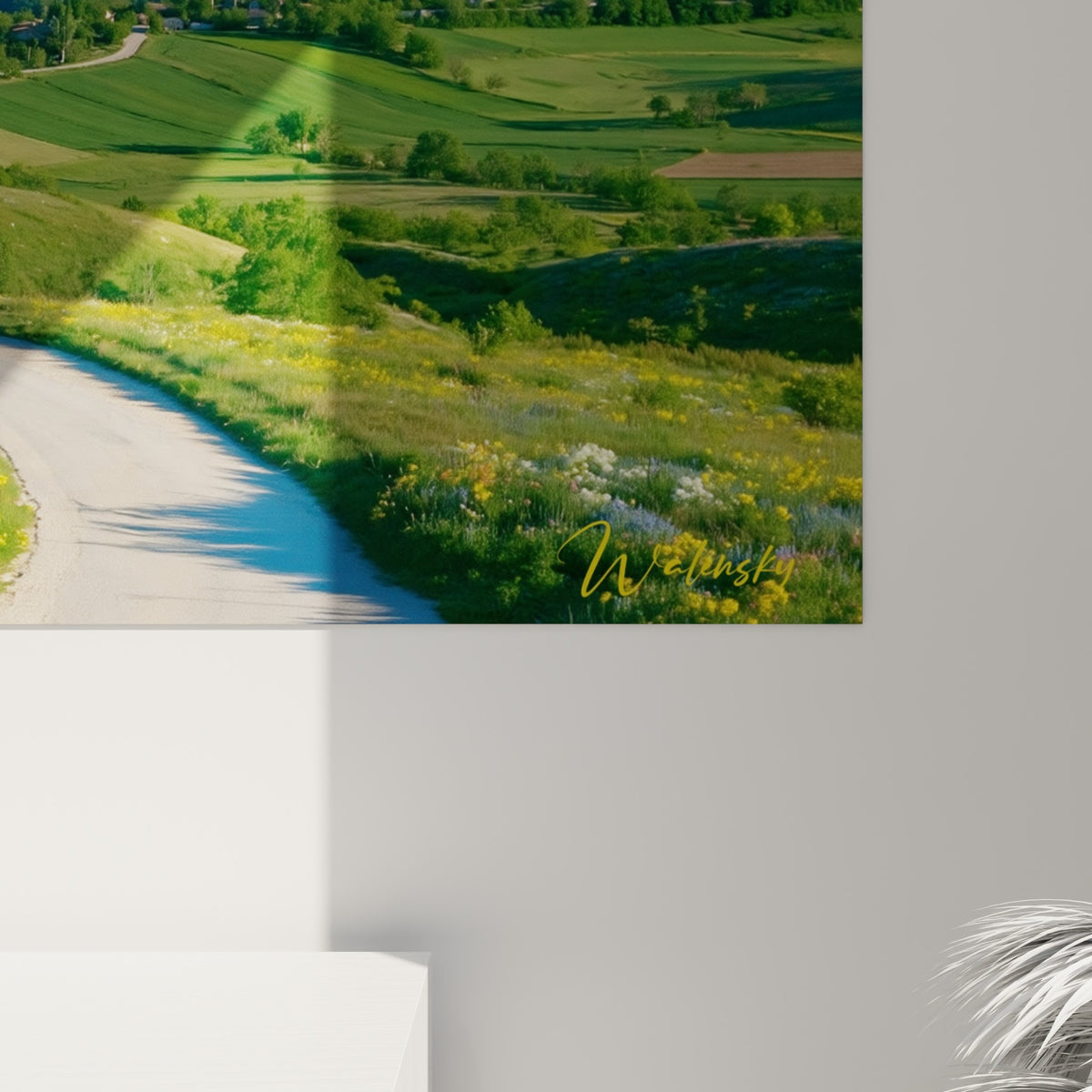 Détail du grain vert et bleu de la toile montrant les fleurs jaunes et le chemin sinueux vers les sommets