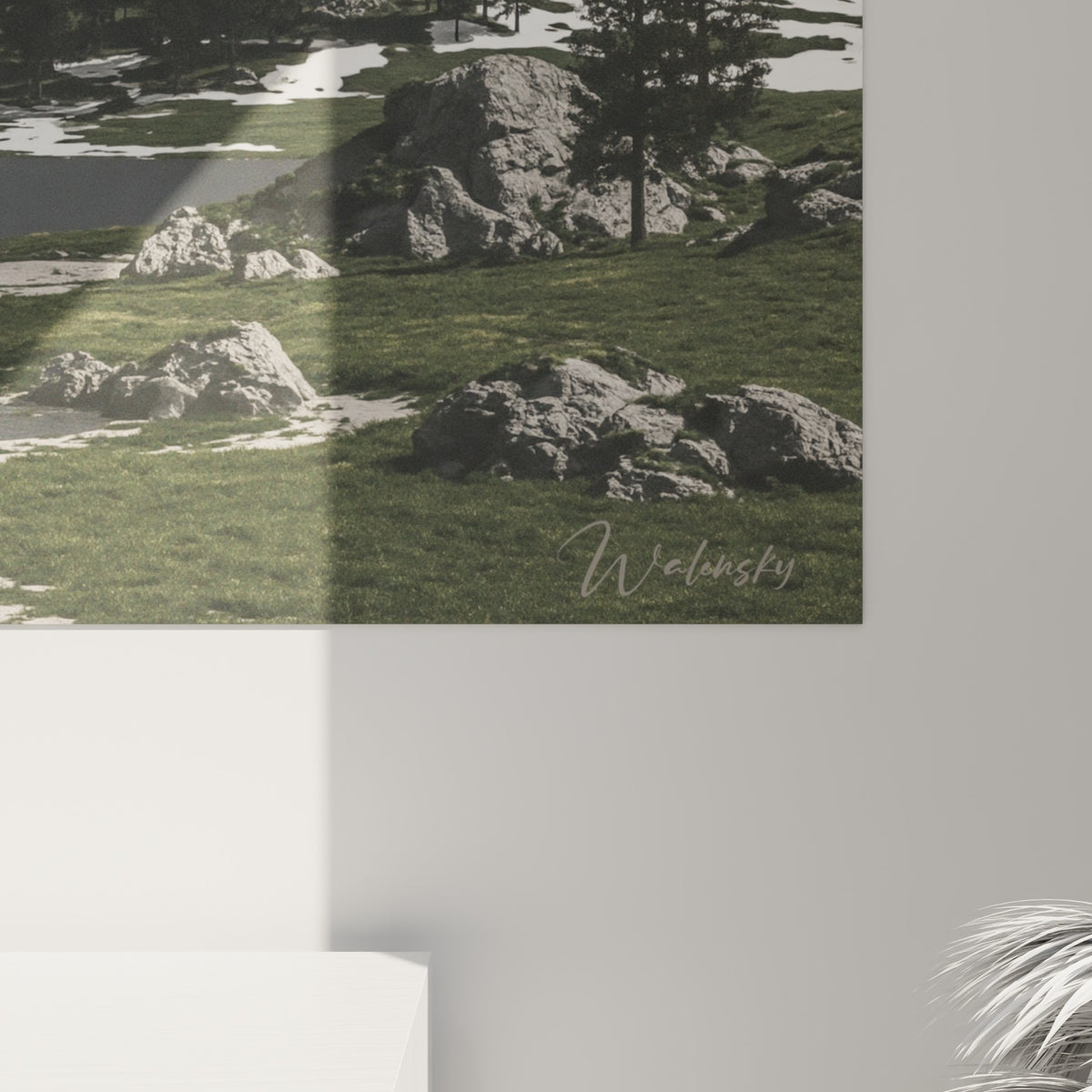 Détail des rochers anthracite et de la neige blanche révélant le grain et les textures minérales de l'impression