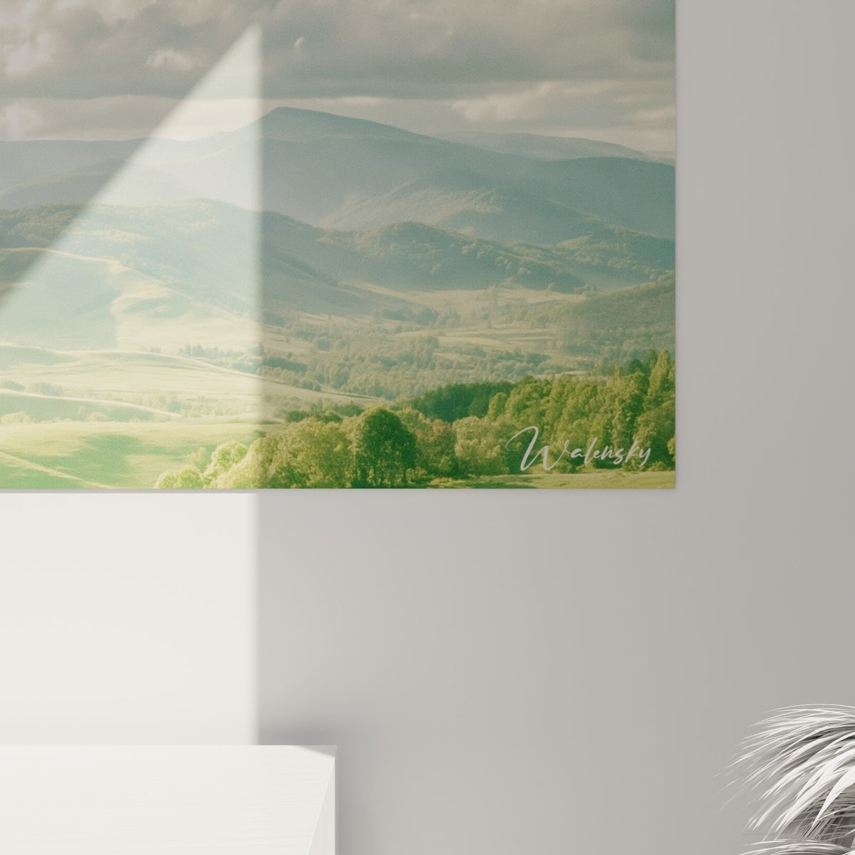 Détail des nuances de vert tendre et de gris perle sur la toile, grain et lumière du tableau Montagne accroché au mur