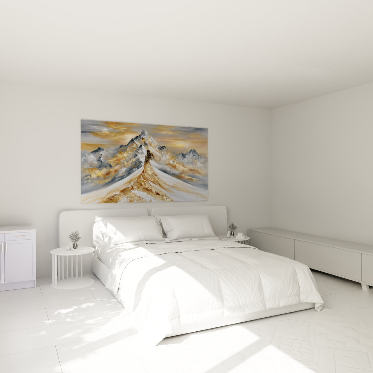 Femme dorée face aux sommets gris et blancs, tableau accroché au-dessus d'un lit dans une chambre claire