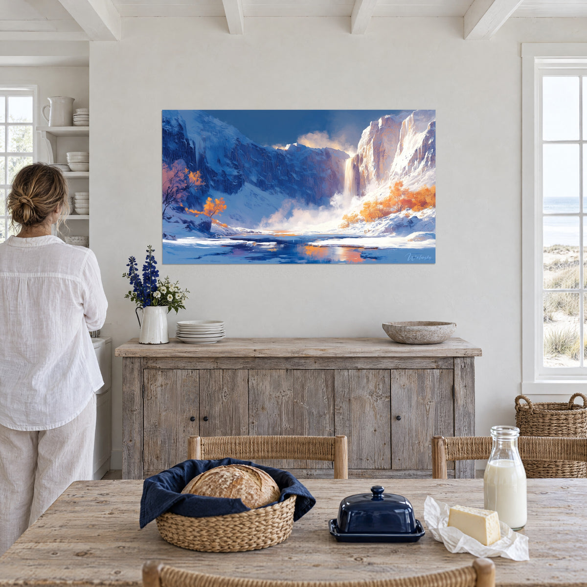 Tableau lac gelé aux reflets orangés, parois indigo et brume dorée, accroché au-dessus d'un buffet gris, maison de bord de mer