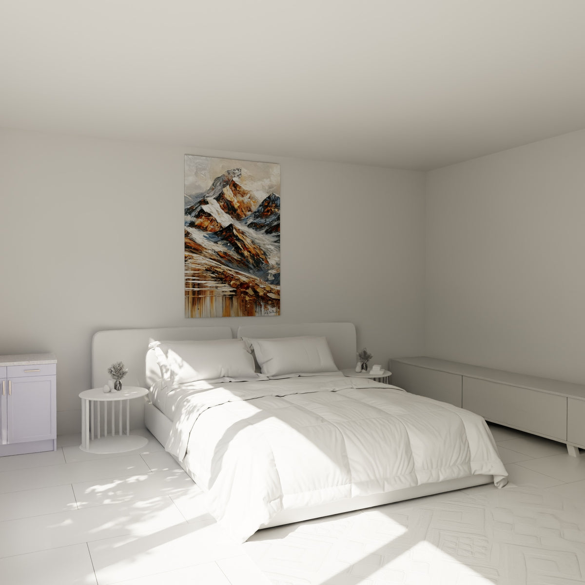 Massif alpin ocre et anthracite peint en relief, accroché au-dessus d'un lit dans une chambre claire