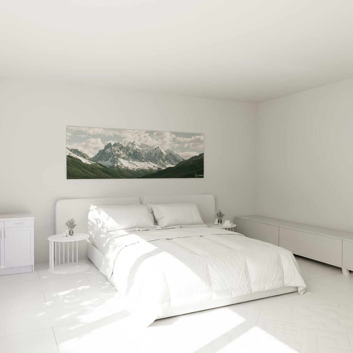 Chaîne montagneuse blanche et verte accrochée au-dessus d'un lit dans une chambre claire