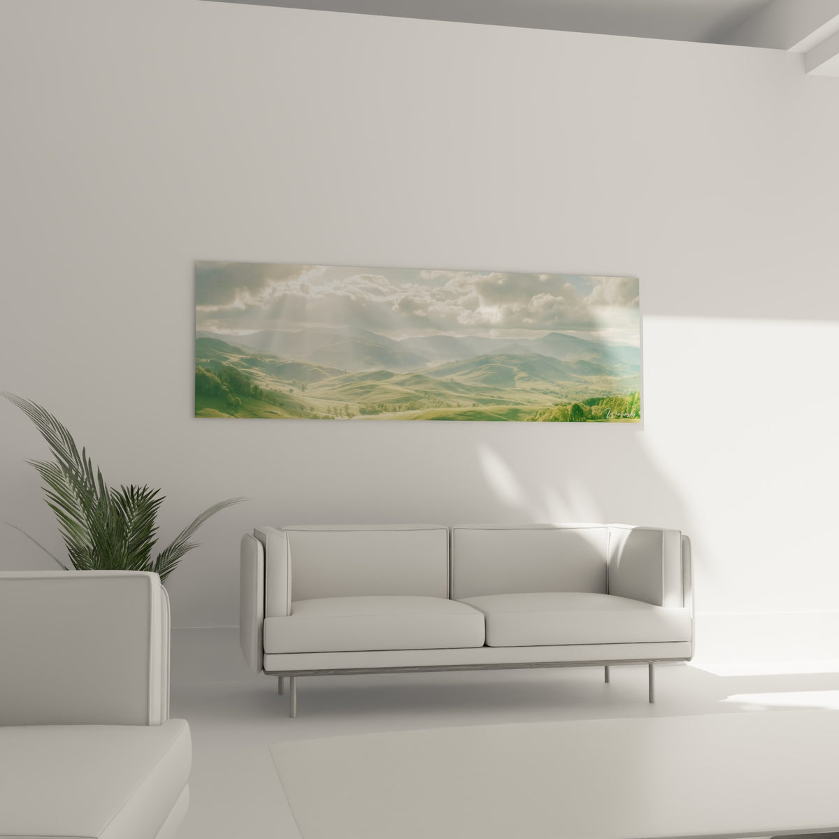 Paysage de collines vert sauge et ciel nuageux traversé de rayons lumineux, tableau Montagne au-dessus d'un canapé dans un salon lumineux