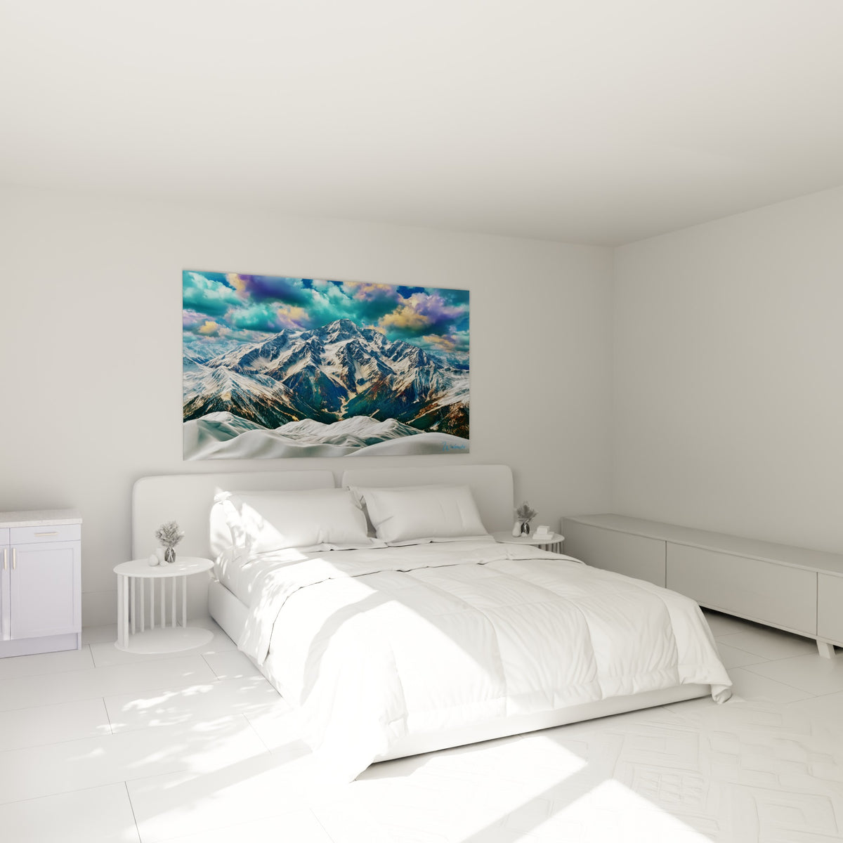 Massif montagneux blanc et bleu marine accroché au-dessus d'un lit dans une chambre claire