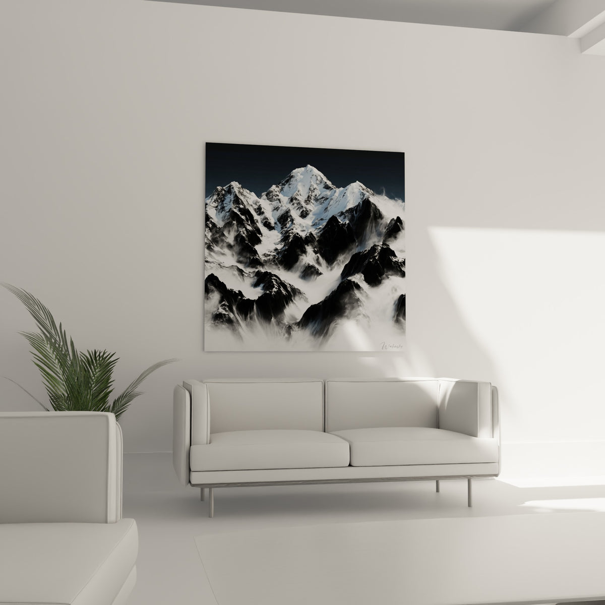Pics montagneux gris et blancs traversés de brume accrochés au-dessus d'un canapé dans un salon lumineux