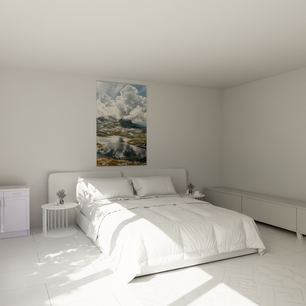 Sommets gris et lac bleu marine se reflètent sous d'immenses nuages, au-dessus d'un lit dans une chambre claire