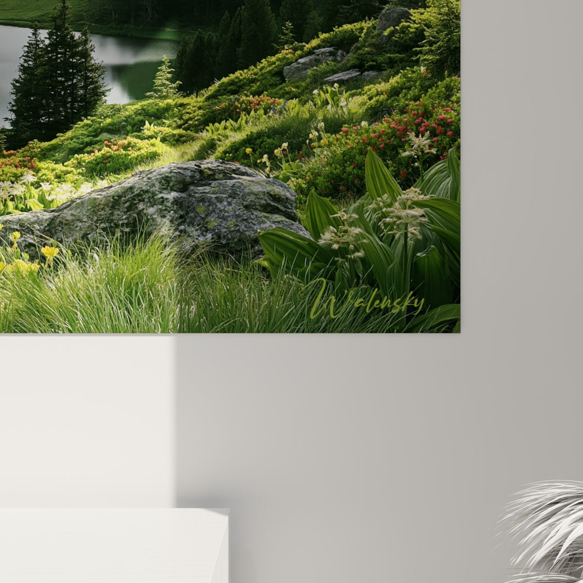Détail des rochers gris et fleurs rouge orangé accrochés en gros plan sur la toile