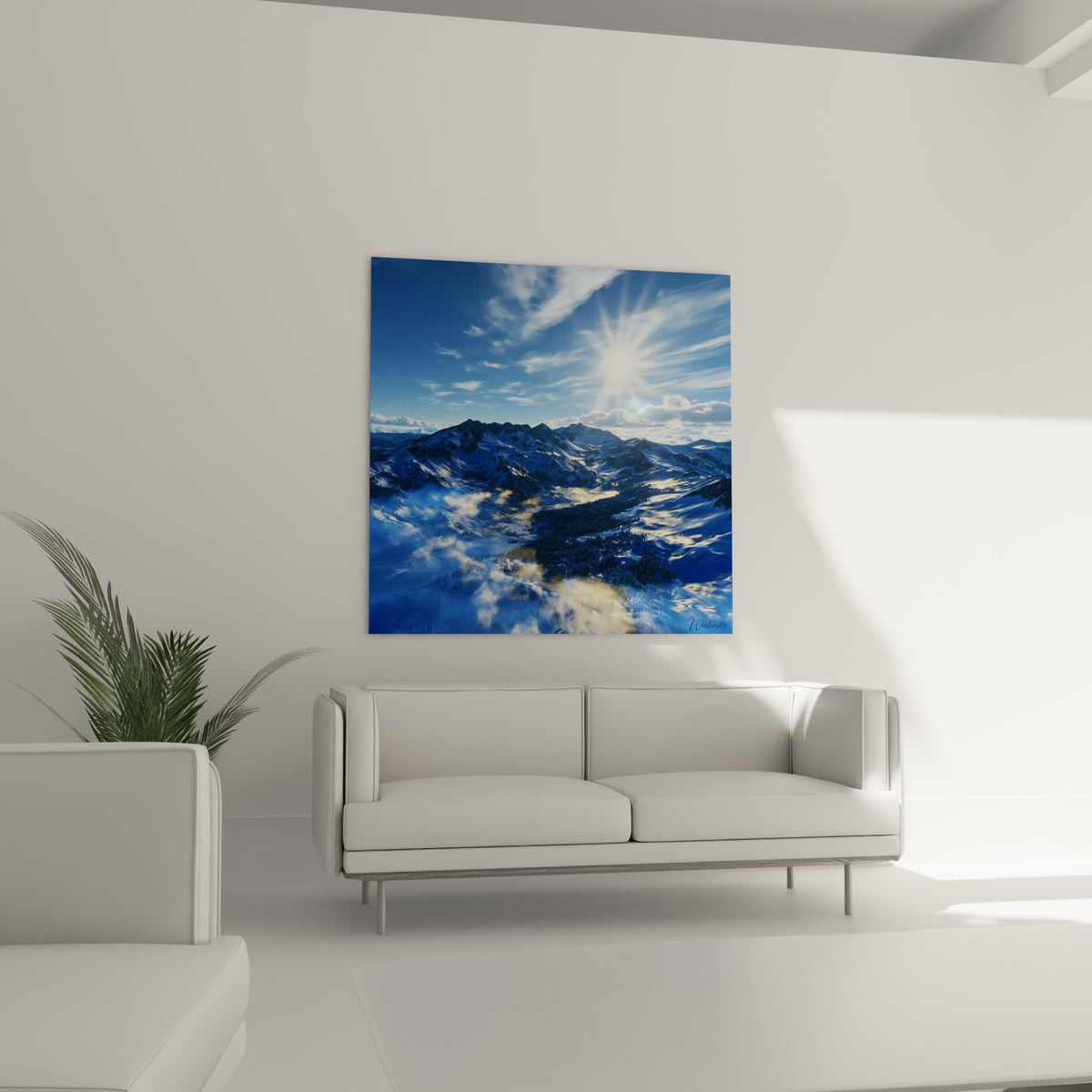 Paysage de crêtes enneigées bleutées et soleil rayonnant doré au-dessus d'un canapé dans un salon lumineux