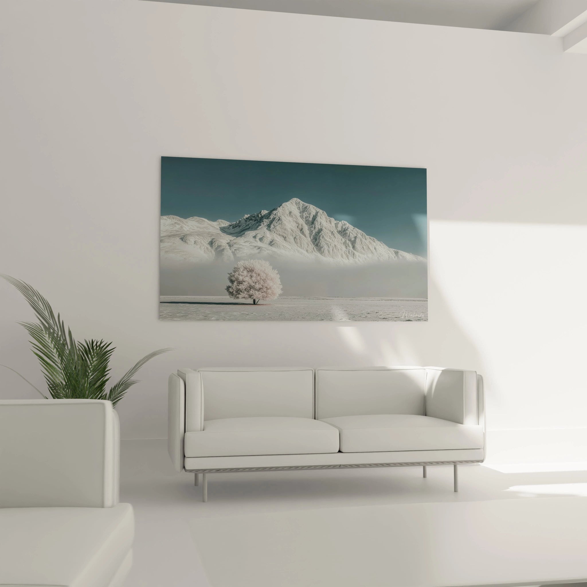 Walensky tableau montagne hivernale design avec arbre enneigé accroché au dessus d un sofa blanc dans salon minimaliste
