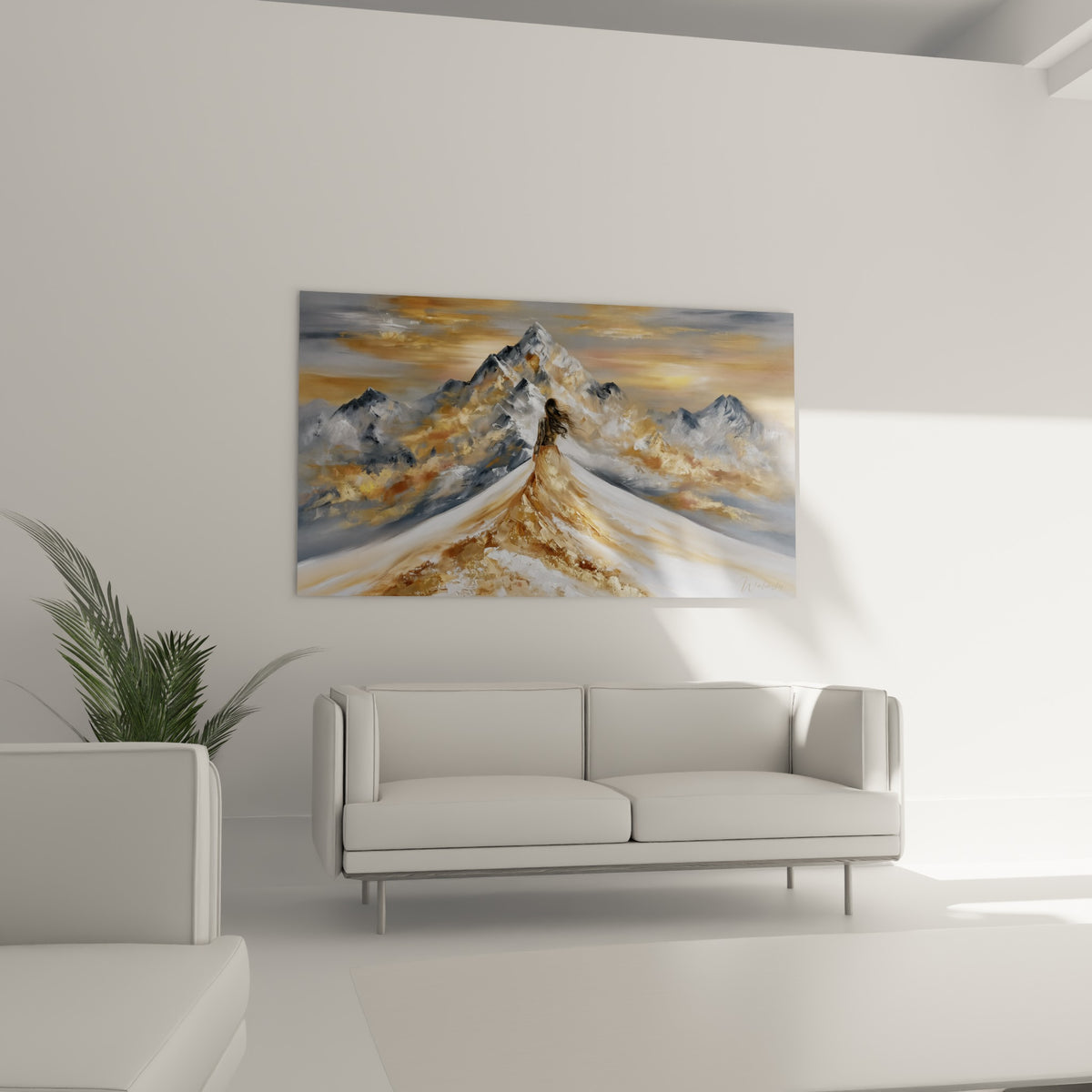 Figure dorée sur crête enneigée blanche et ocre, tableau au-dessus d'un canapé dans un salon lumineux