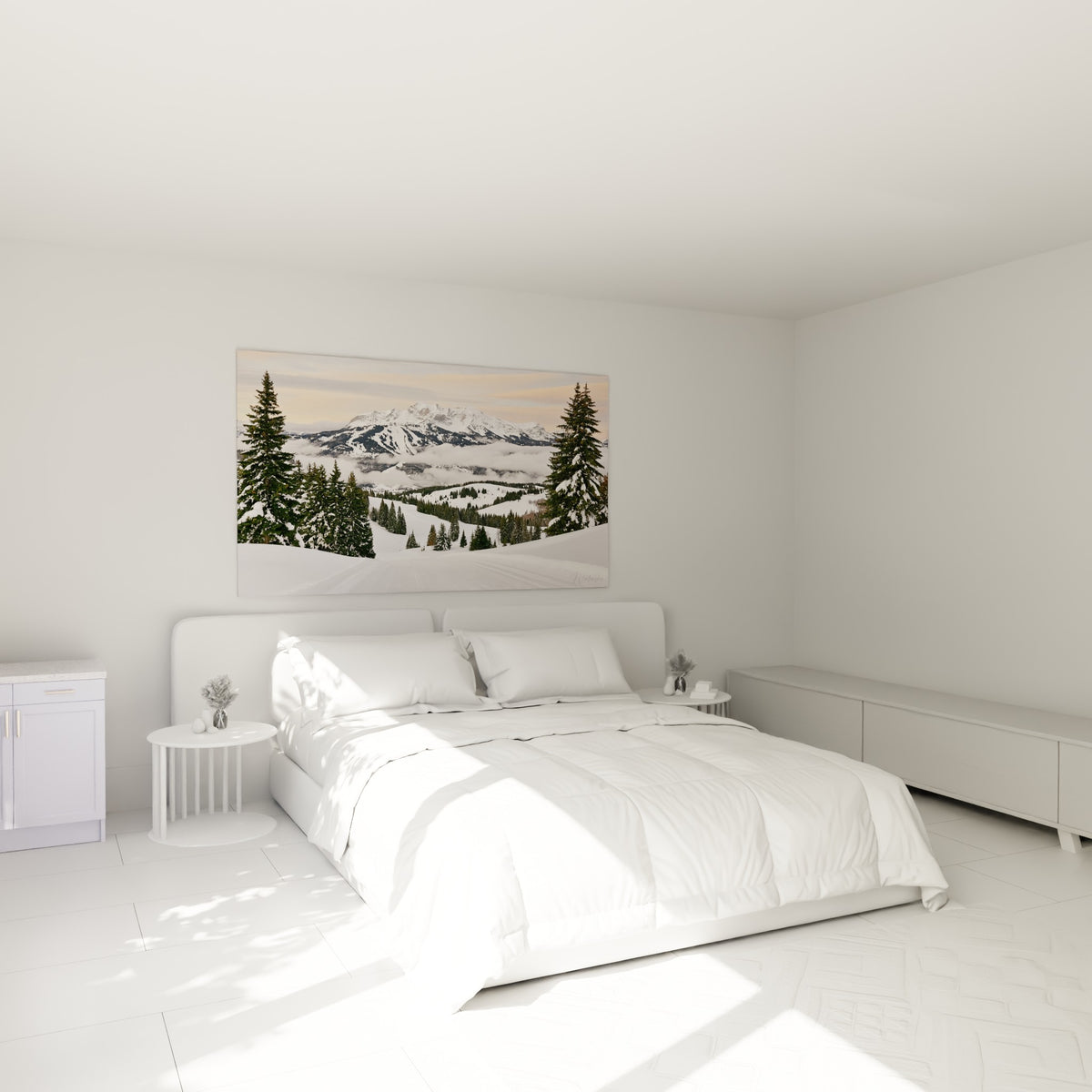 Sapins givrés et sommets alpins blancs dominent ce tableau montagne au-dessus d'un lit dans une chambre claire