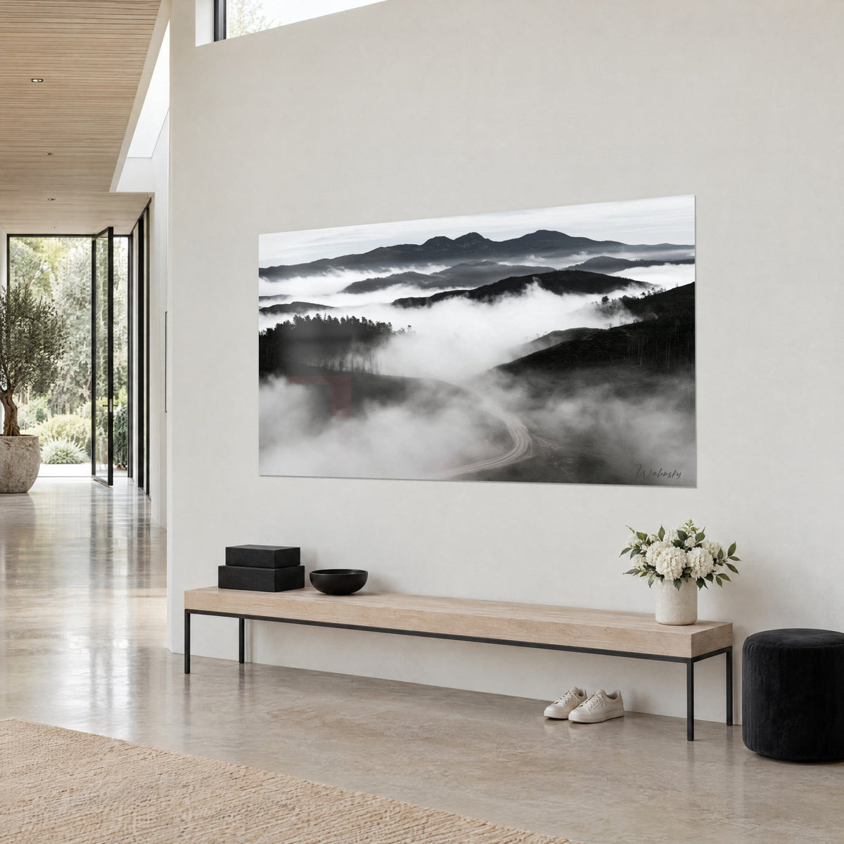 Quadro Sentiero bianco che serpeggia tra colline immerse nella nebbia, bosco nero di pini, grigio perla e nero profondo, parete color crema di una casa d'architetto