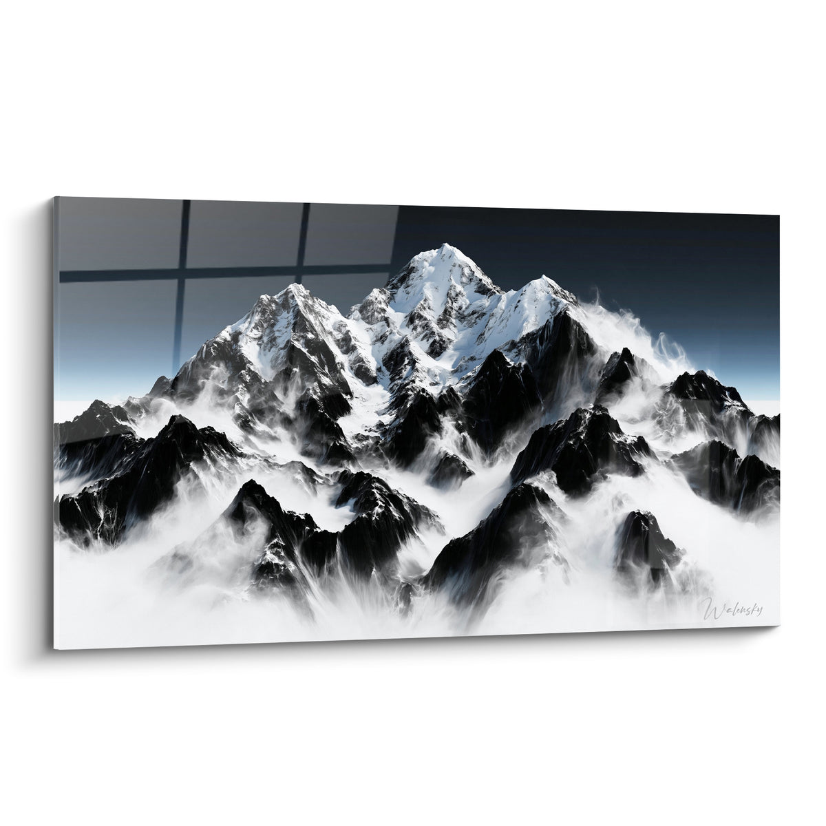 Sommets rocheux noir et blanc émergeant d'une brume dense, cimes enneigées et roches anthracite.