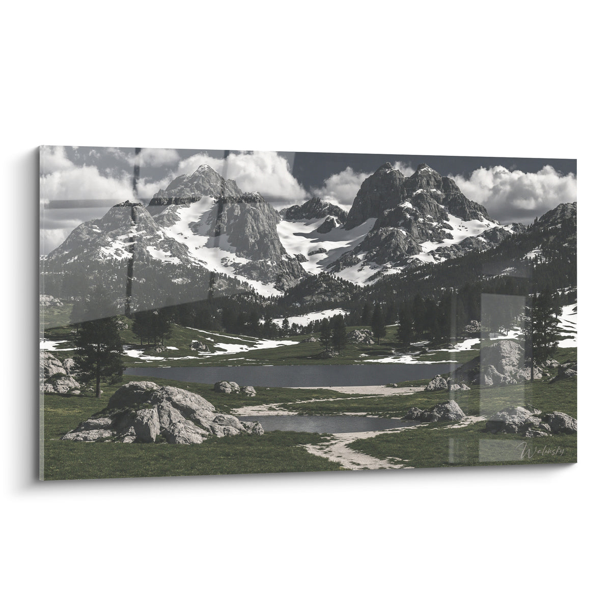 Sommets enneigés anthracite et lac vert sauge sous un ciel nuageux, chaîne montagneuse en pleine largeur