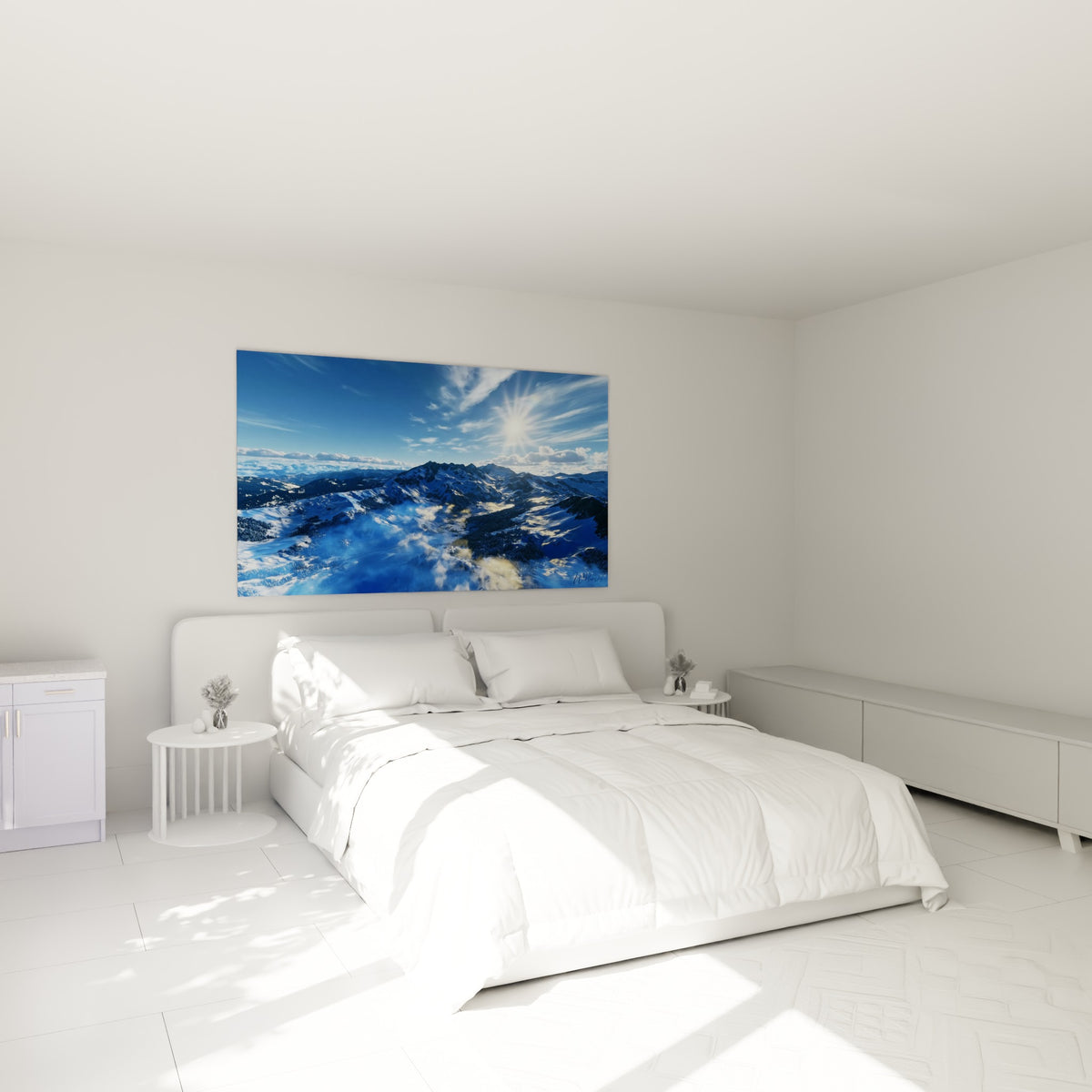 Panorama montagneux bleu et doré accroché au-dessus d'un lit dans une chambre claire