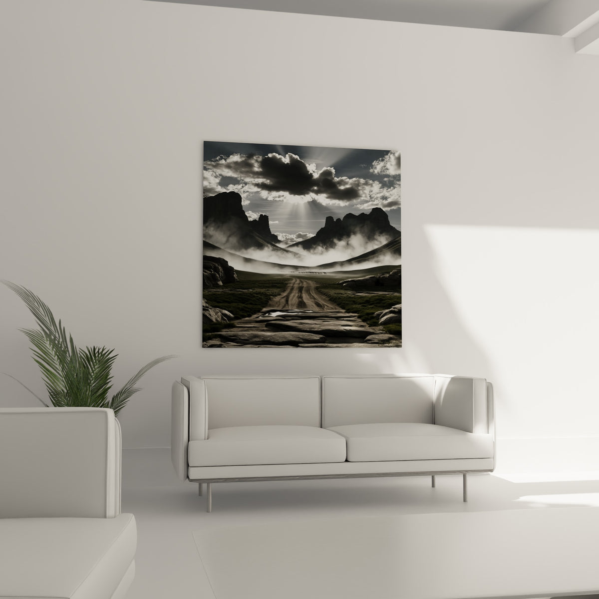 Sommets gris sombres et ciel argenté surplombant un chemin rocheux au-dessus d'un canapé dans un salon lumineux