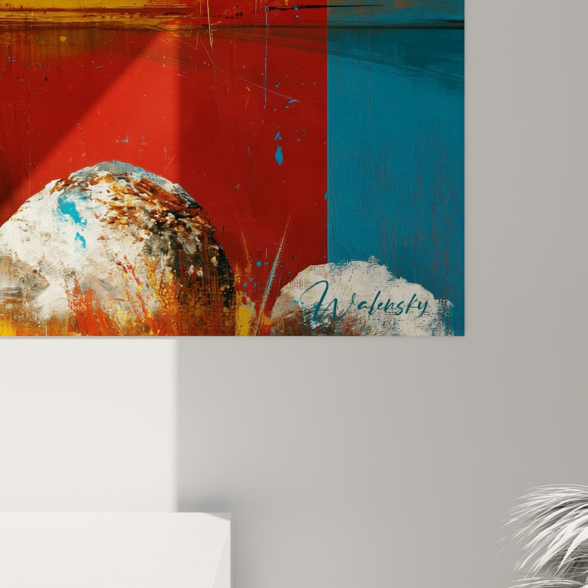 Empâtements rouges et coulures bleu marine visibles sur la matière de ce tableau montagne accroché