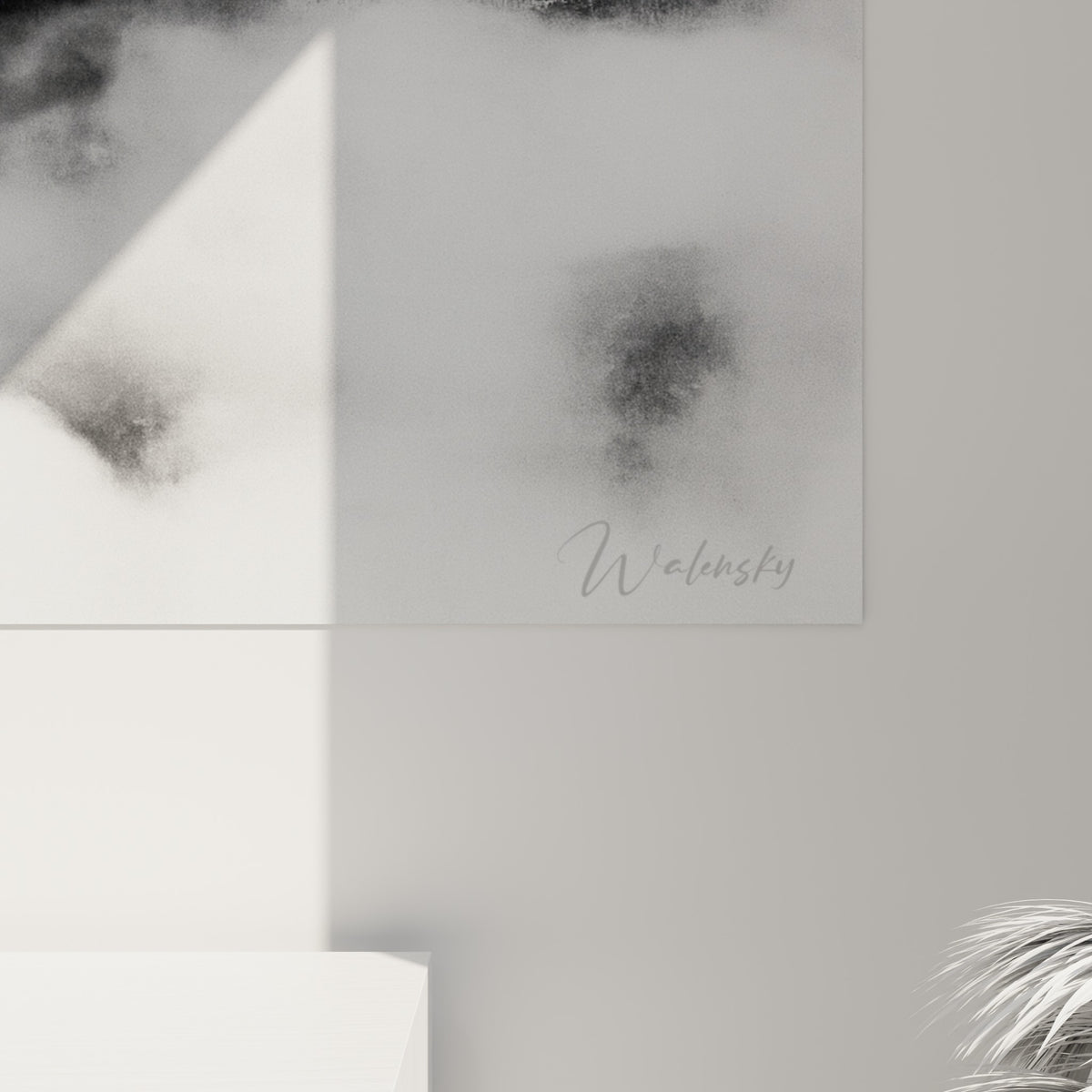 Détail du grain photographique révélant les textures rocheuses grises et les volutes de brume blanche de la toile
