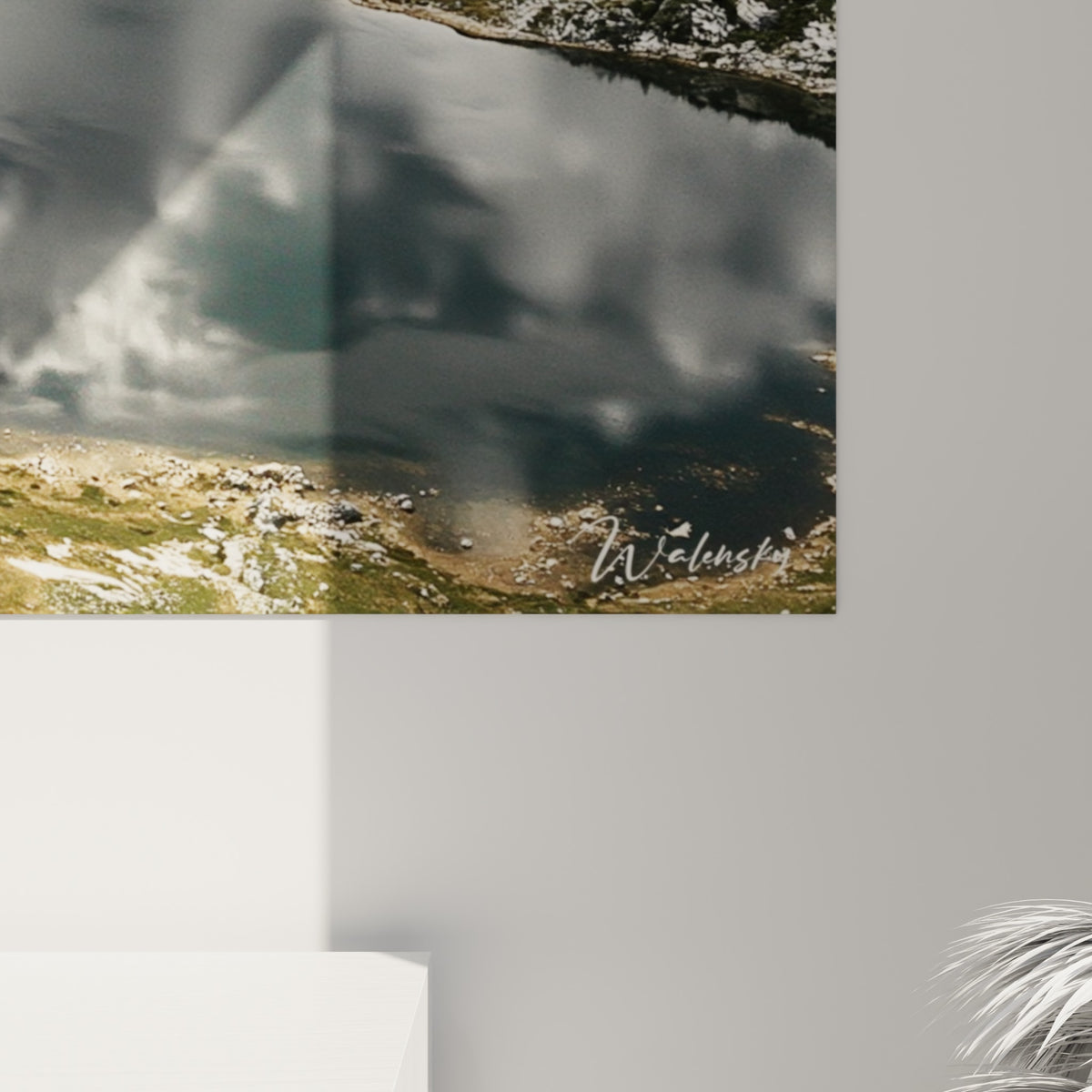 Grain photographique révélant les nuances blanches et grises des nuages et de la roche montagneuse