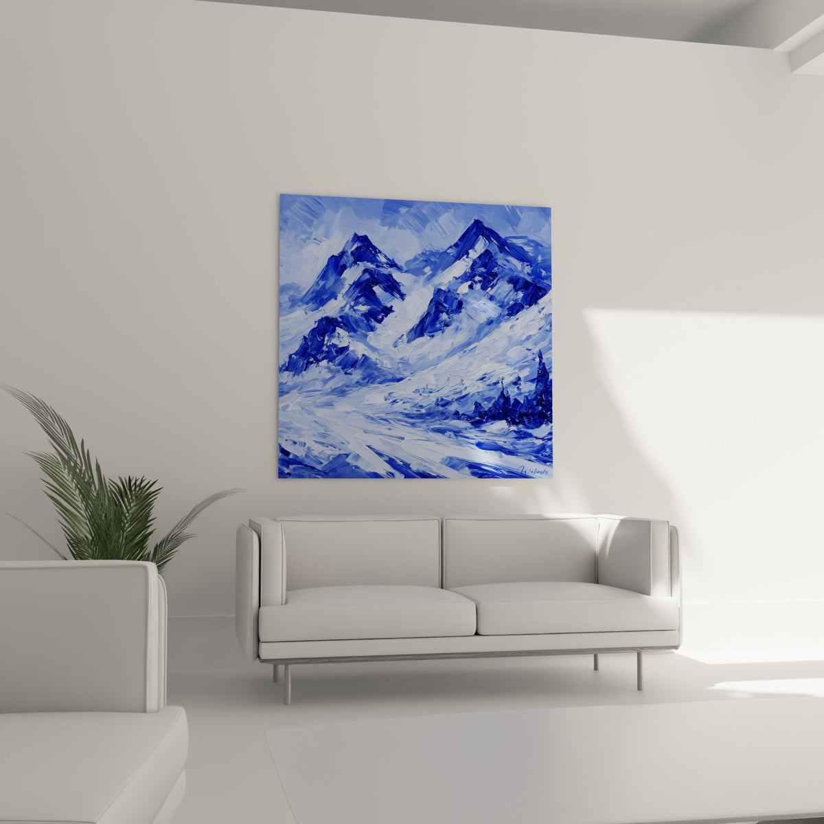 Vallée alpine bleu marine et bleu pastel accrochée au-dessus d'un canapé dans un salon lumineux