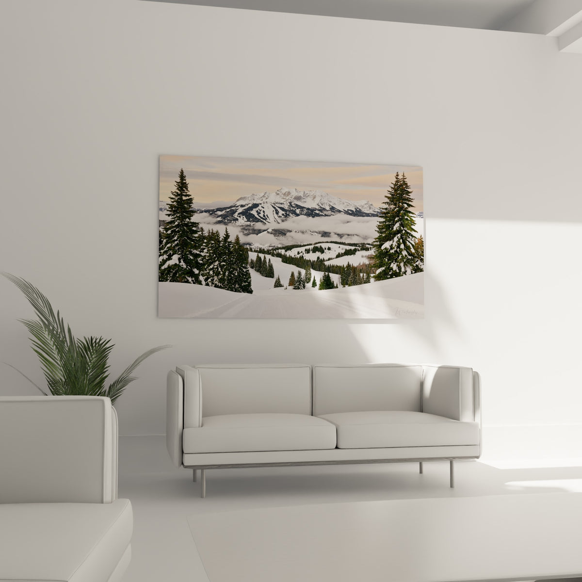 Vallée brumeuse et cimes enneigées composent ce tableau montagne au-dessus d'un canapé dans un salon lumineux