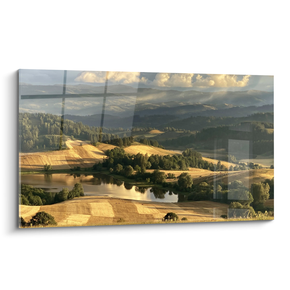 Vallée dorée et collines vertes sous un ciel nuageux, étang bleu pastel au premier plan