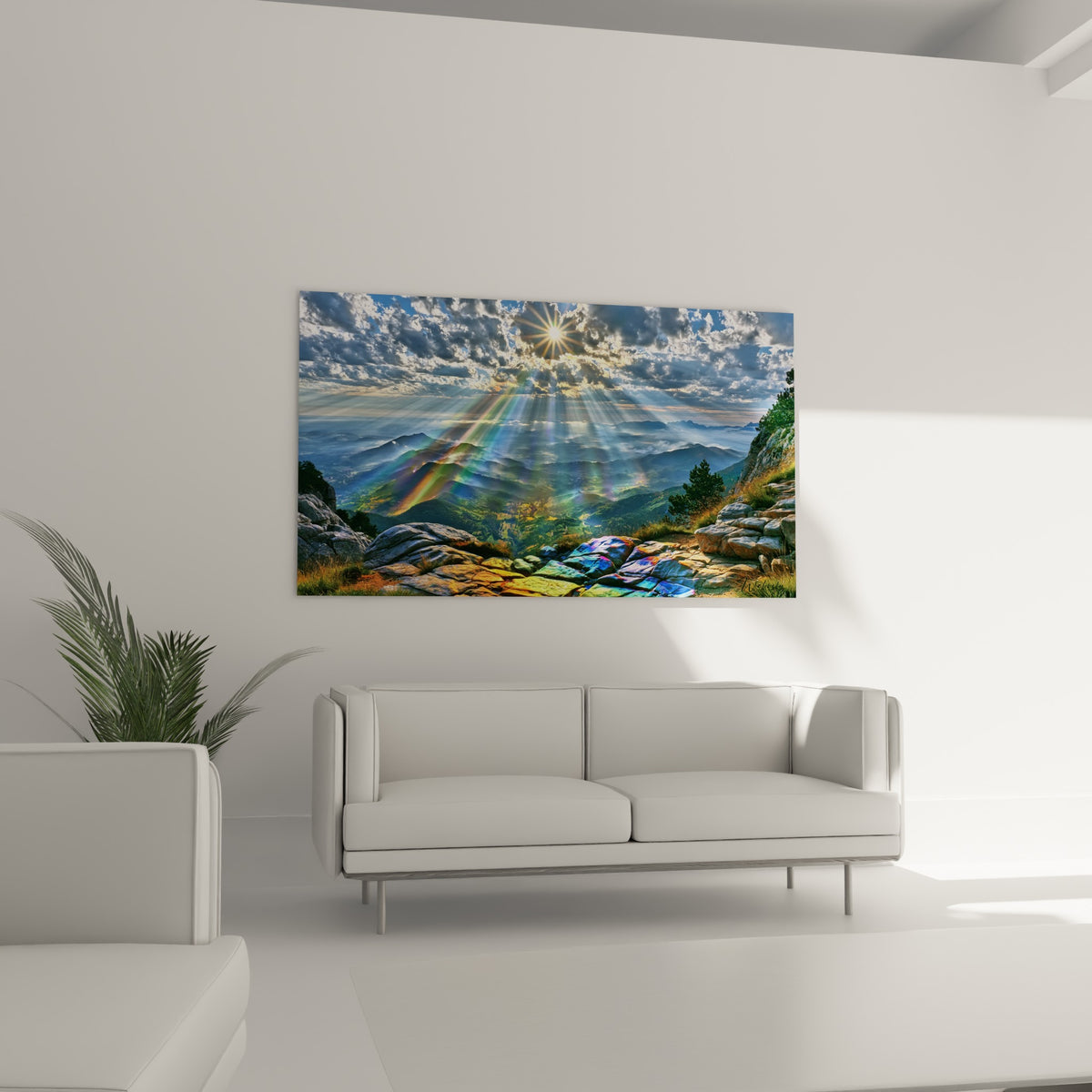 Vallée verte et rayons colorés jaillissant des nuages gris, accroché au-dessus d'un canapé dans un salon lumineux