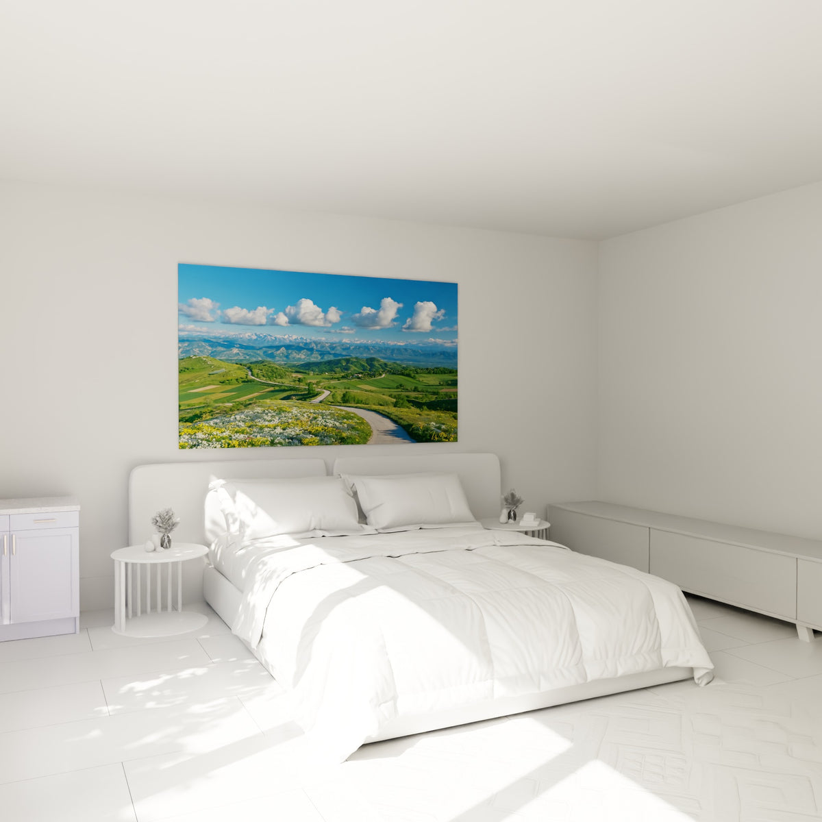 Route sinueuse verte et bleue vers la montagne enneigée, accrochée au-dessus d'un lit dans une chambre claire