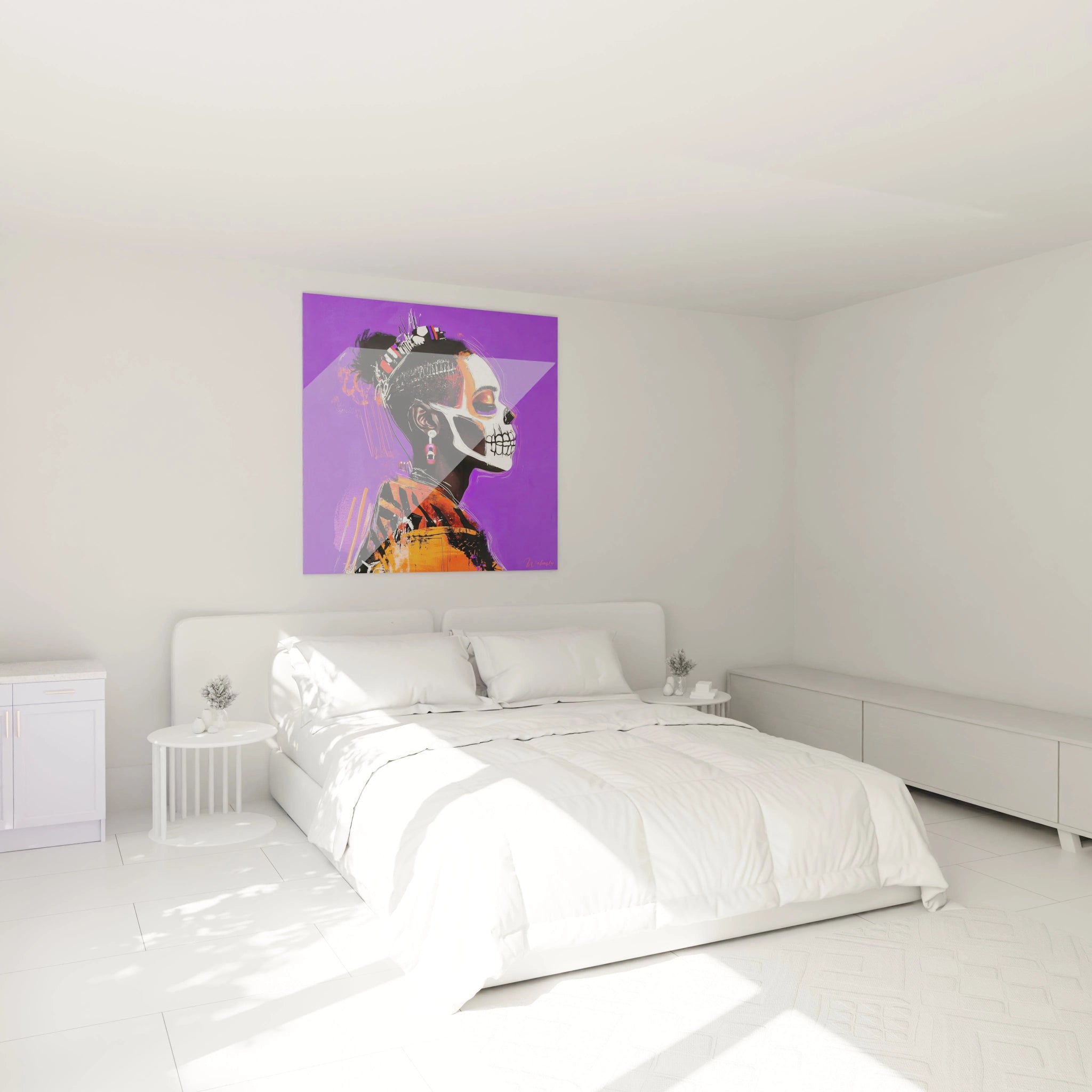 Tableau africain mural Walensky avec portrait coloré sur fond violet dans une chambre moderne blanche