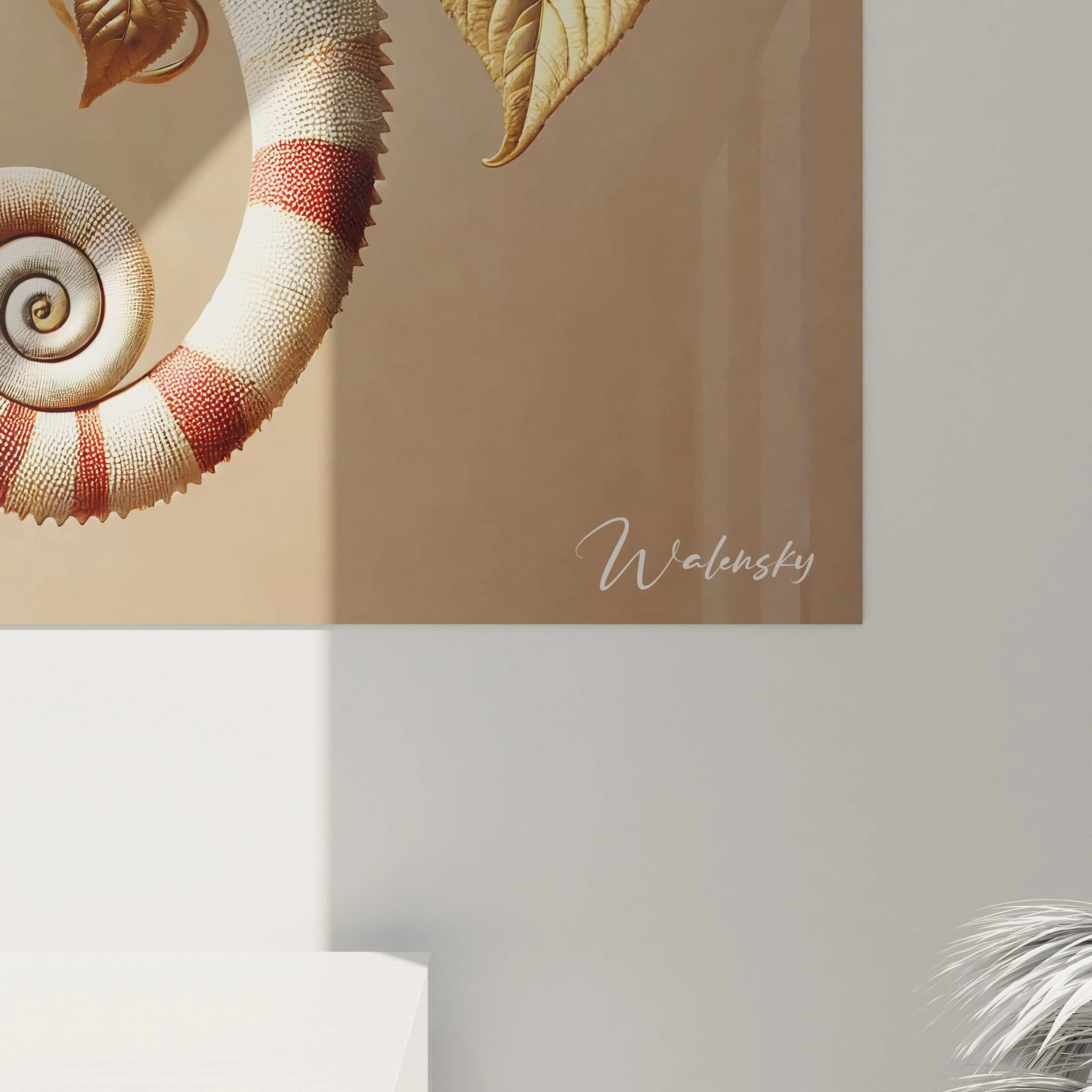 vue de près du tableau caméléon révélant l’incroyable finesse des détails chaque écaille chaque feuille dorée offre un effet réaliste et luxueux idéal pour une ambiance intérieure sophistiquée