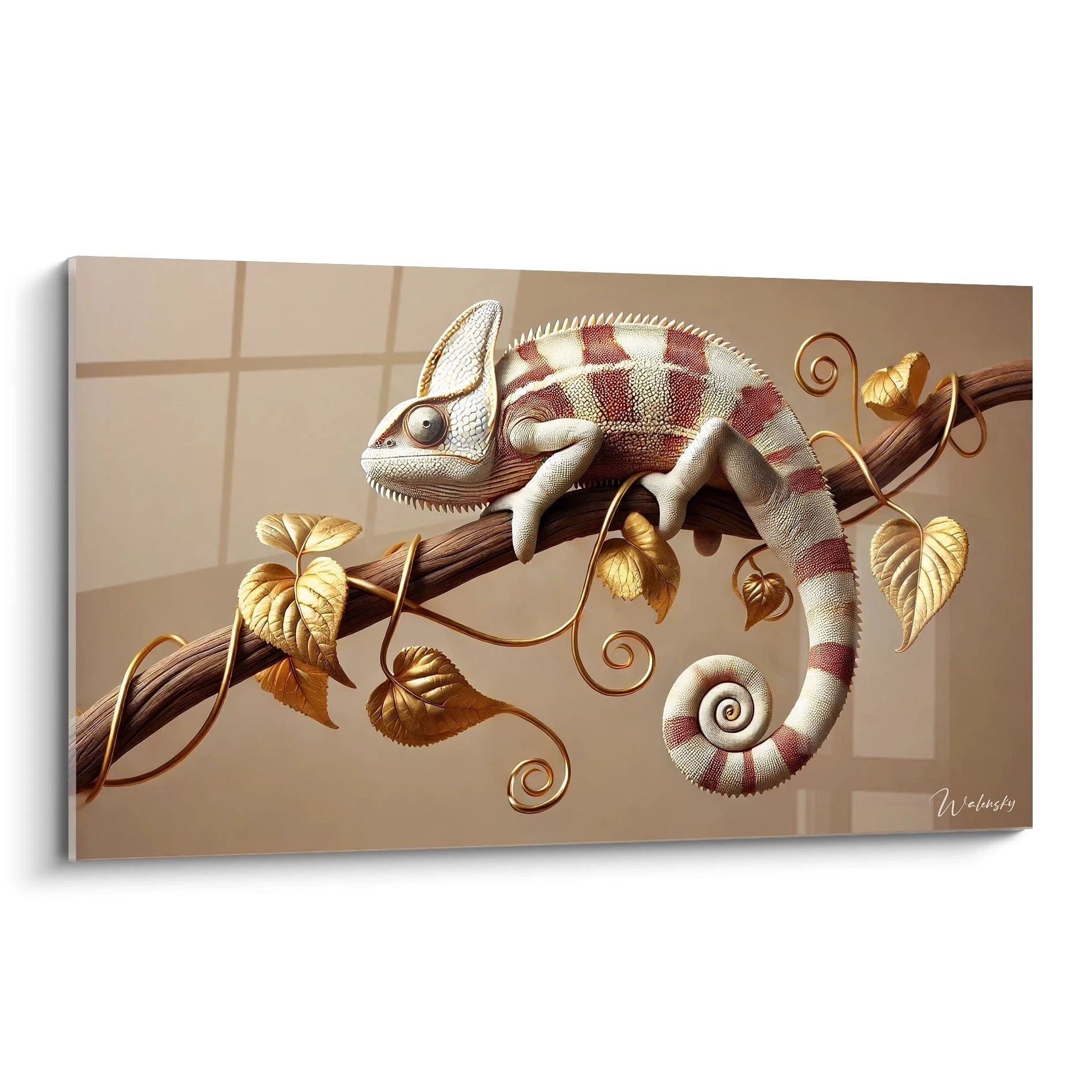 tableau caméléon en vue de biais capturant chaque détail du caméléon perché sur une branche dorée entourée de feuilles exotiques un contraste sophistiqué entre beige rouge et or pour un effet naturel et luxueux
