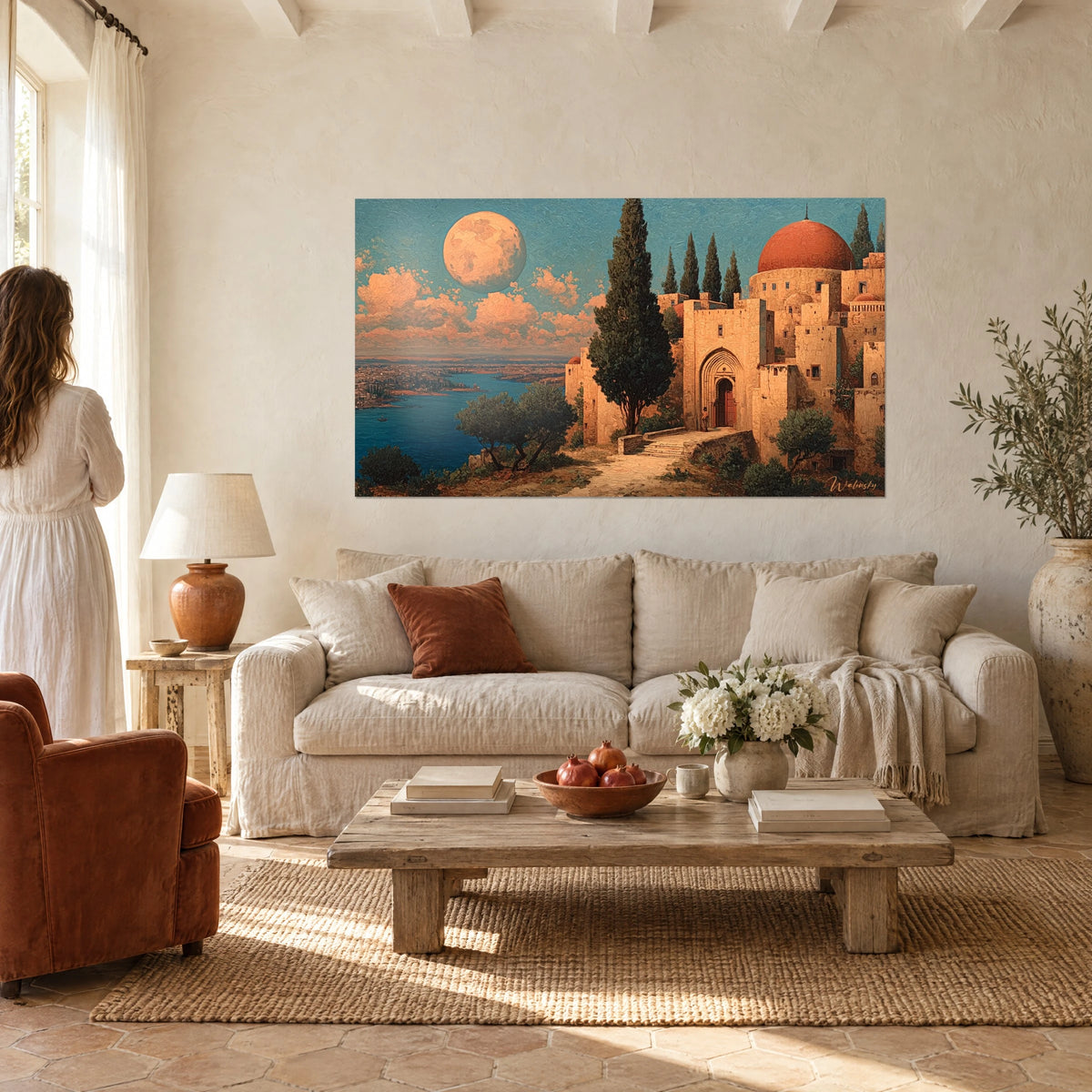 Tableau mosquée à coupole rouge dominant une baie bleue, cyprès sombre, lune ocre, au-dessus d'un canapé dans un salon lumineux